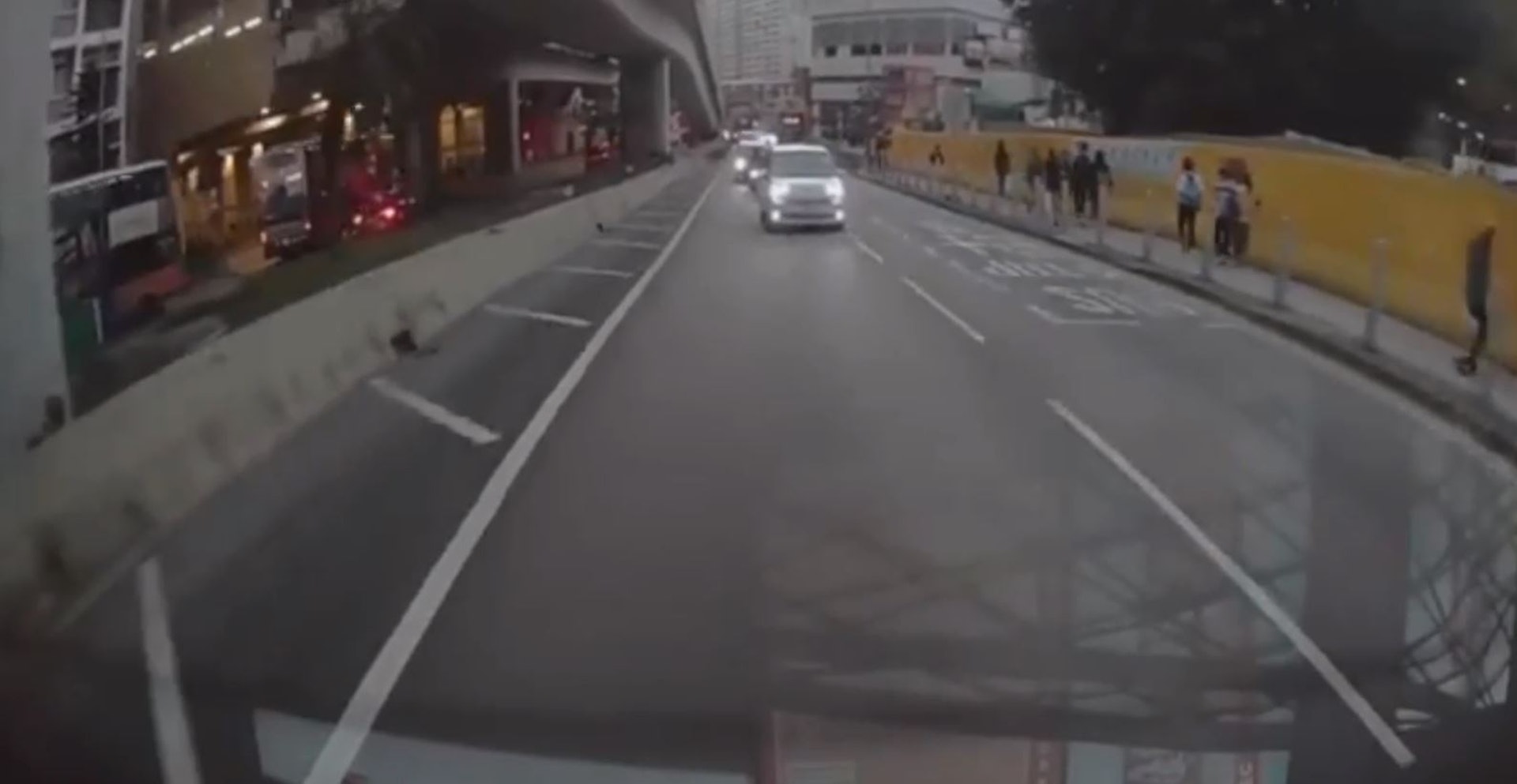 牛池灣街市發生交通意外,一輛私家車剷上行人路撞及兩女子。(Wai Lun/車cam L) 牛池灣街市發生交通意外,一輛私家車剷上行人路撞及兩女子。(Wai Lun/車cam L)