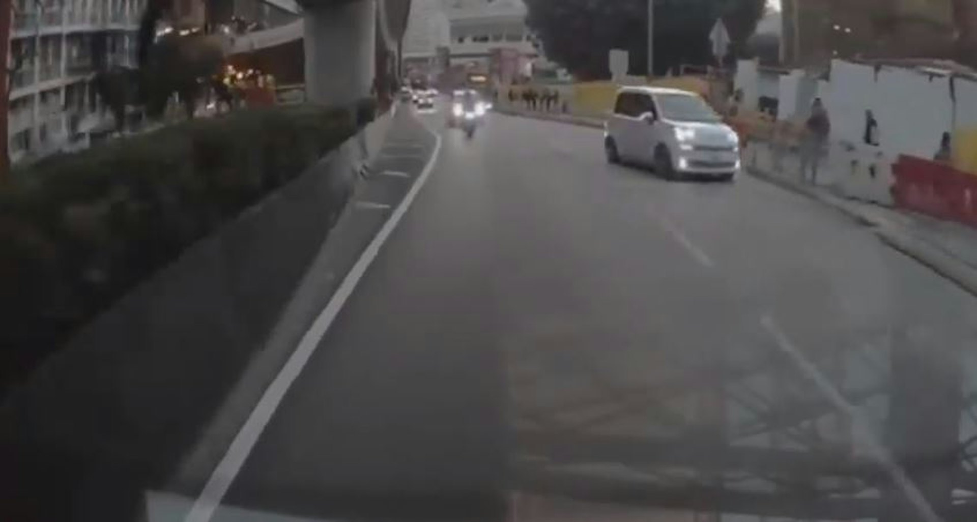 牛池灣街市發生交通意外,一輛私家車剷上行人路撞及兩女子。(Wai Lun/車cam L) 牛池灣街市發生交通意外,一輛私家車剷上行人路撞及兩女子。(Wai Lun/車cam L)