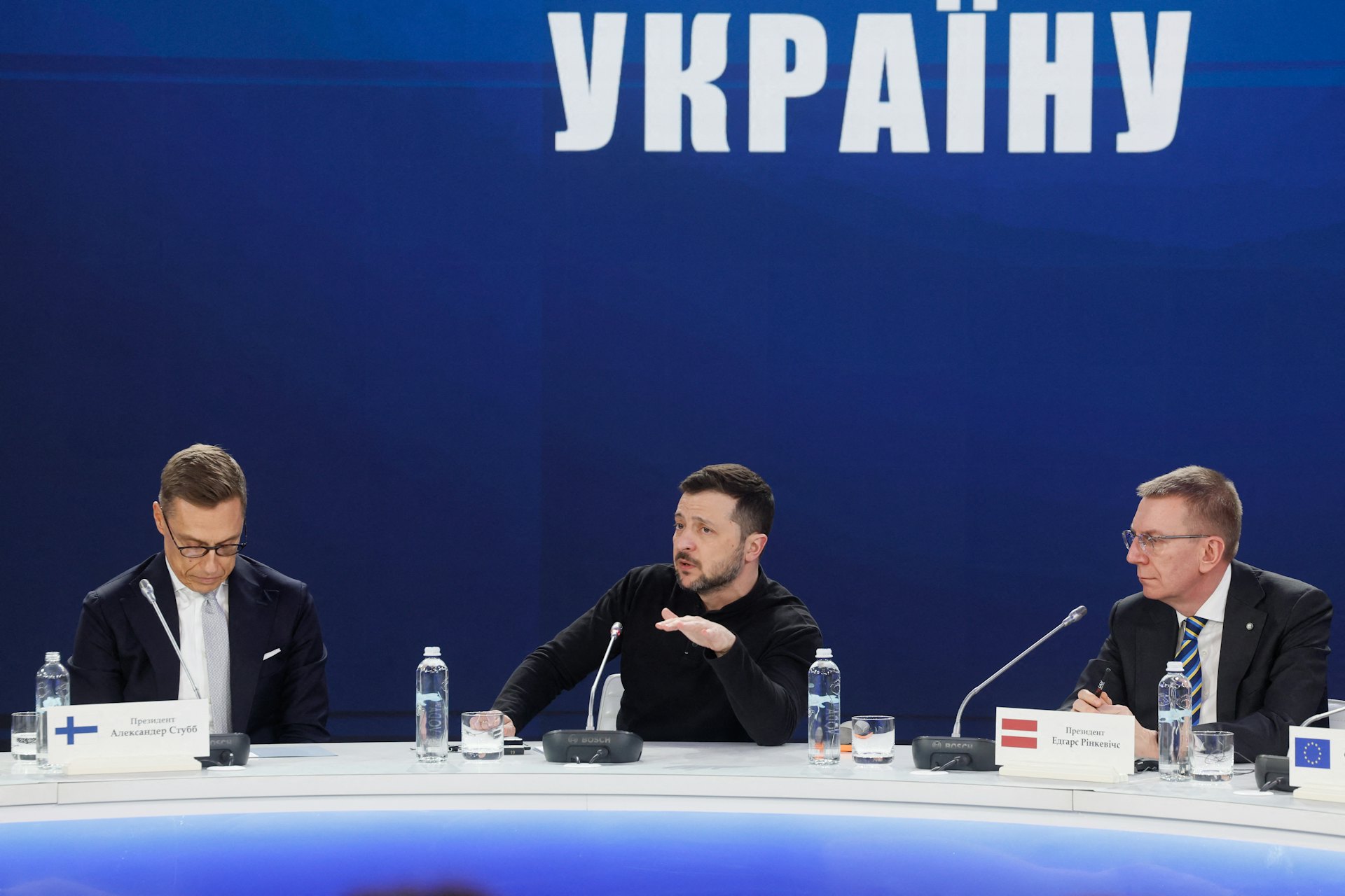 圖為2025年2月24日,烏克蘭總統澤連斯基(Volodymyr Zelenskiy)主持「支持烏克蘭國際會議」的記者會,歐盟委員會(European Commission)主席馮德萊恩(Ursula von der Leyen)及多國領導人出席。(Reuters) 圖為2025年2月24日,烏克蘭總統澤連斯基(Volodymyr Zelenskiy)主持「支持烏克蘭國際會議」的記者會,歐盟委員會(European Commission)主席馮德萊恩(Ursula von der Leyen)及多國領導人出席。(Reuters)