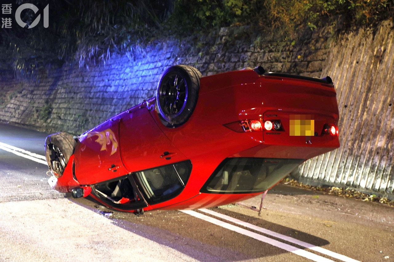 涉事私家車四輪朝天，車上兩人受傷。