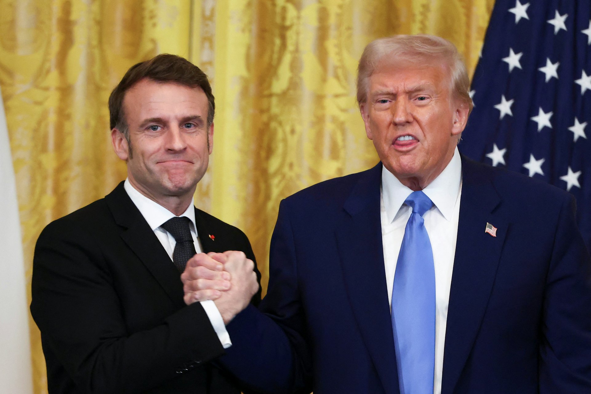 圖為2025年2月24日,美國總統特朗普(Donald Trump)與到訪華府的法國總統馬克龍(Emmanuel Macron)會面後,共同會見記者。(Reuters)
