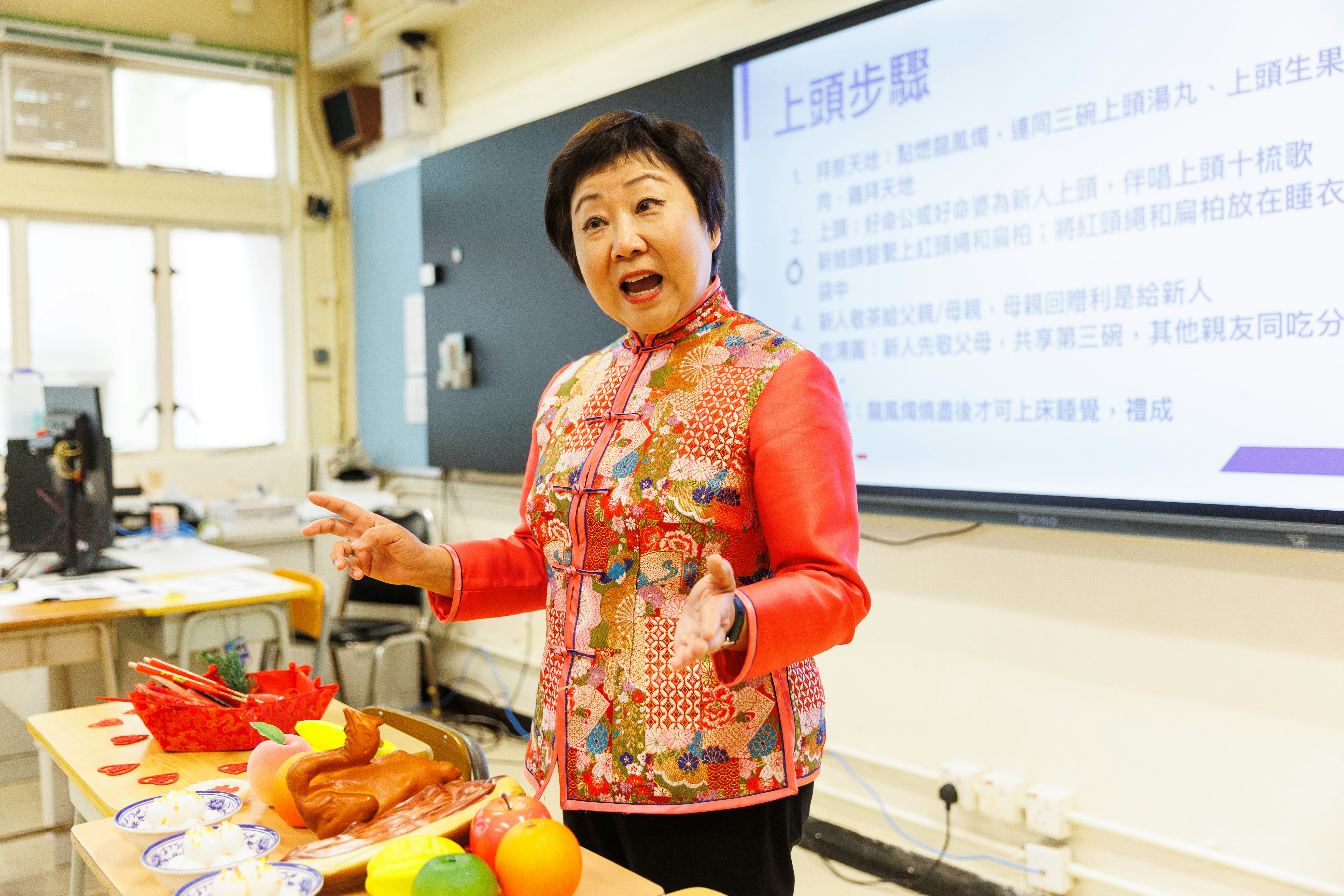 《香港01》早前邀請專業大妗有限公司總監羅勤芳（芳姐）為「上頭儀式工作坊」主講嘉賓，與學生分享上頭儀式的器具、步驟及與中華文化連結。（歐嘉樂攝）