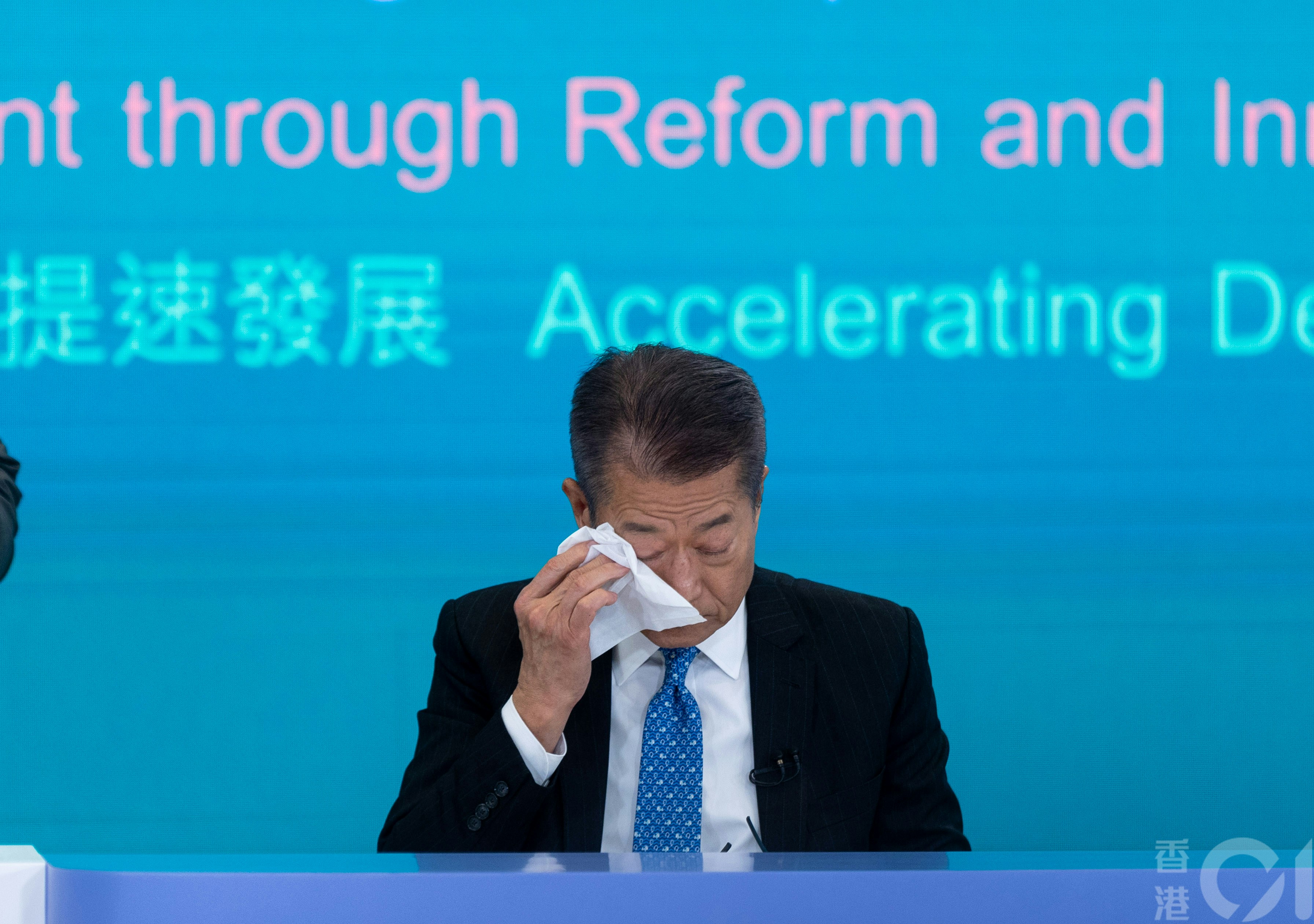 財政司司長陳茂波2月26日晚上出席電視台聯合主辦的財政預算案論壇。（夏家朗攝）
