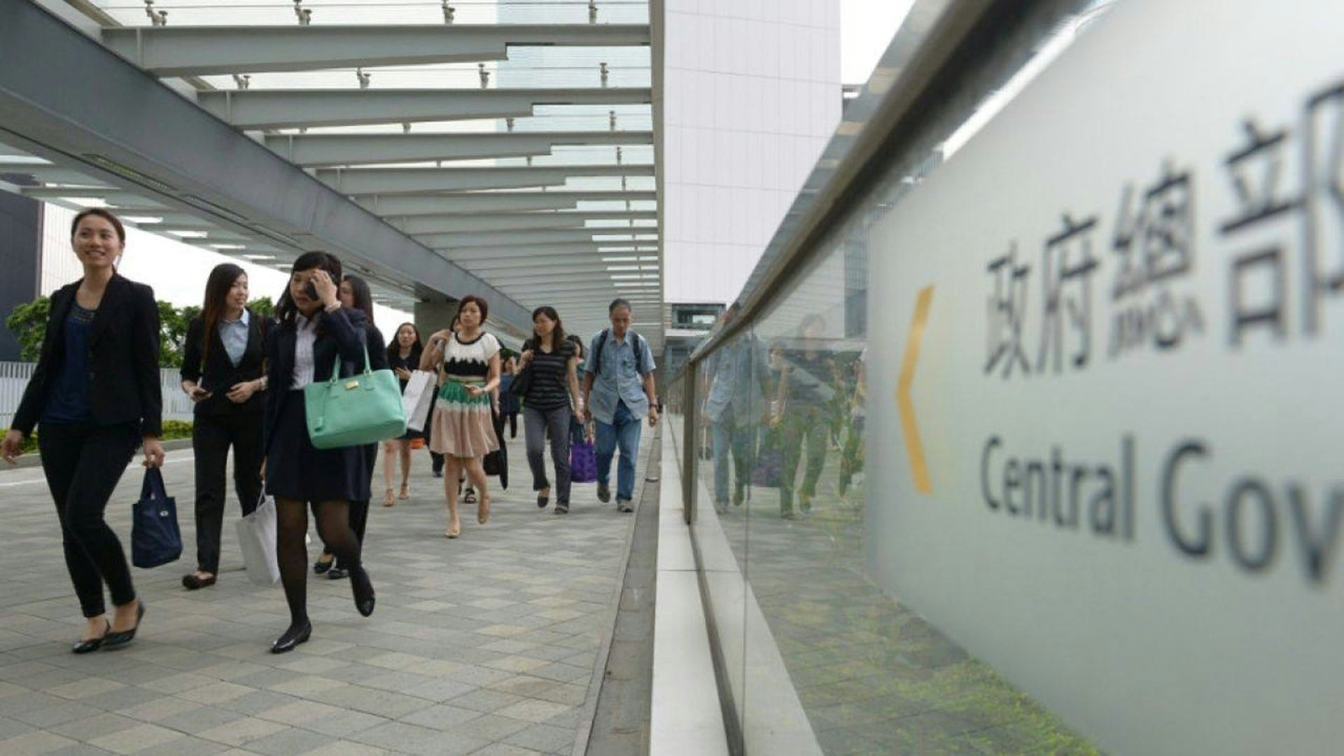 新一份《財政預算案》宣布高官及全體公務員凍薪,被指會影響公務員士氣。(資料圖片) 新一份《財政預算案》宣布高官及全體公務員凍薪,被指會影響公務員士氣。(資料圖片)