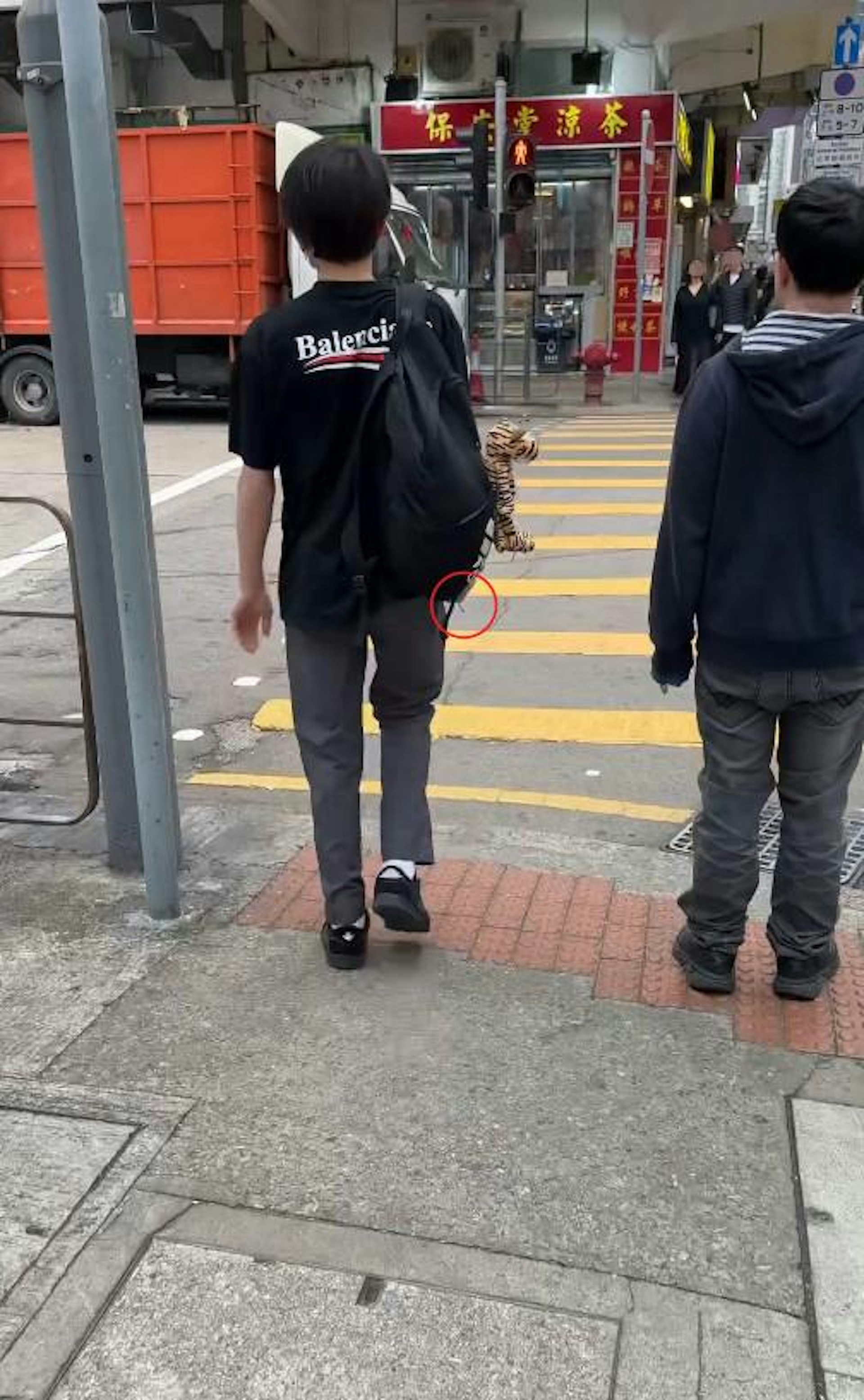 有港男於網上發文公審有中學生吸煙及衝紅燈。(Threads影片截圖) 有港男於網上發文公審有中學生吸煙及衝紅燈。(Threads影片截圖)