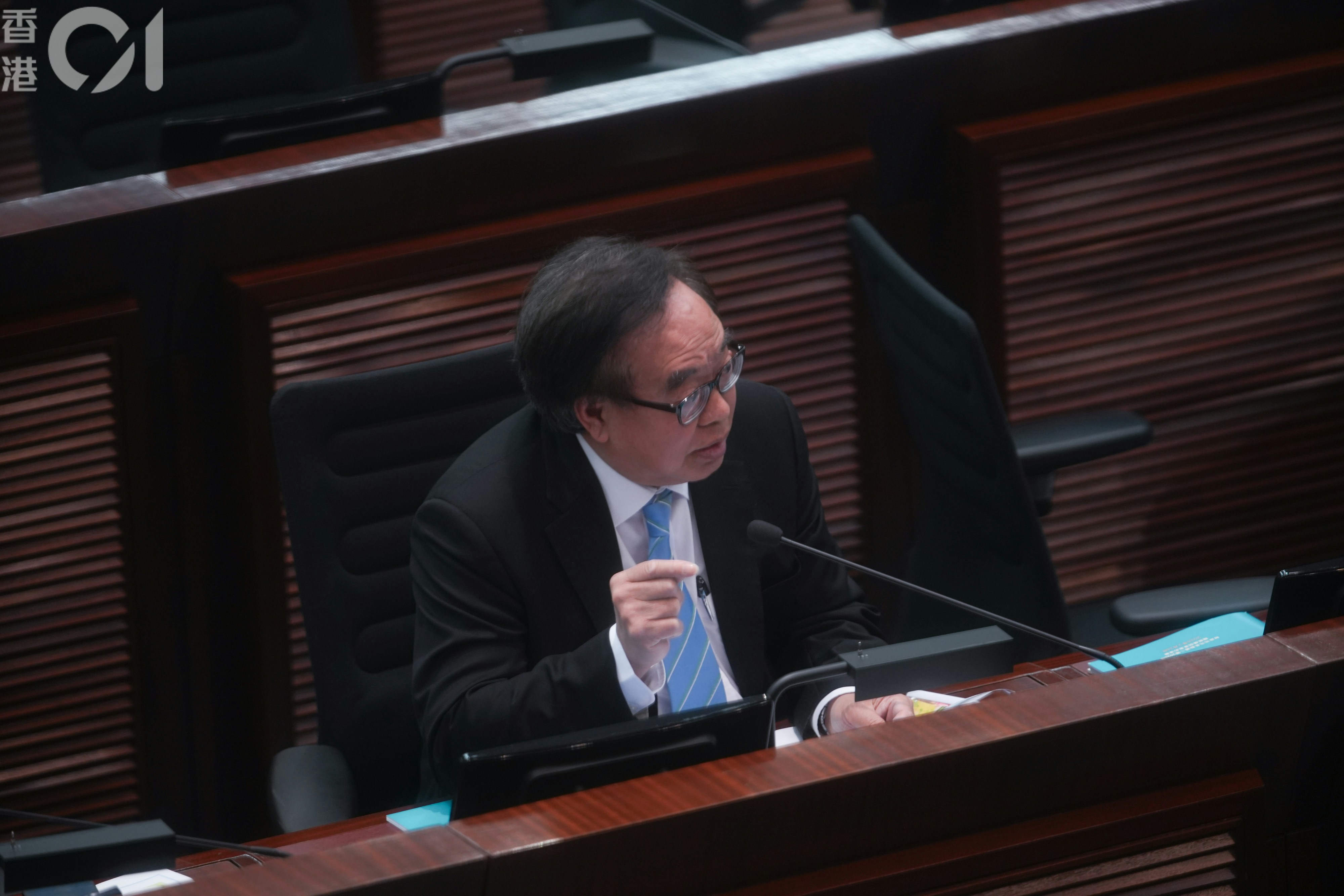 安達臣道首置盤貪污案|盧偉國斥愚蠢 分判工作不等如分判責任