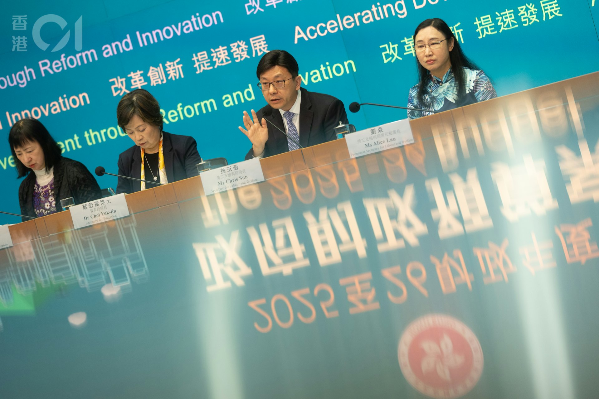 孫玉菡解釋,政府調整2元乘車優惠受惠年齡,共用了26個月調整,希望今次用18個月可完成。他又指,市面上有1.7萬八達通機,政府需時調整。(廖雁雄攝) 孫玉菡解釋,政府調整2元乘車優惠受惠年齡,共用了26個月調整,希望今次用18個月可完成。他又指,市面上有1.7萬八達通機,政府需時調整。(廖雁雄攝)