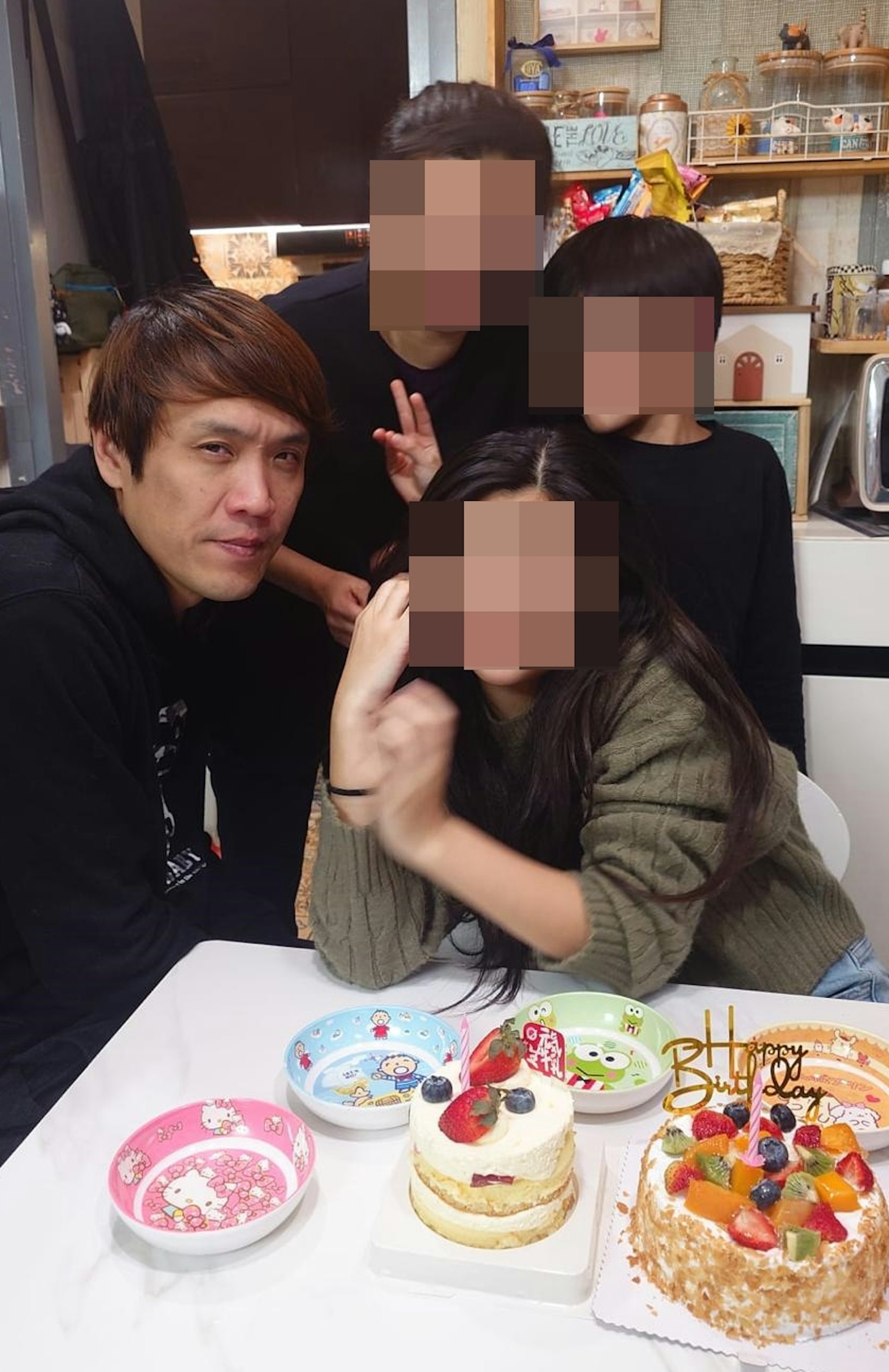 死者王元亨與家人合照。王太指,丈夫向來疼愛一對兒女,常帶他們外出玩樂,他們知悉噩耗後均傷心痛哭。