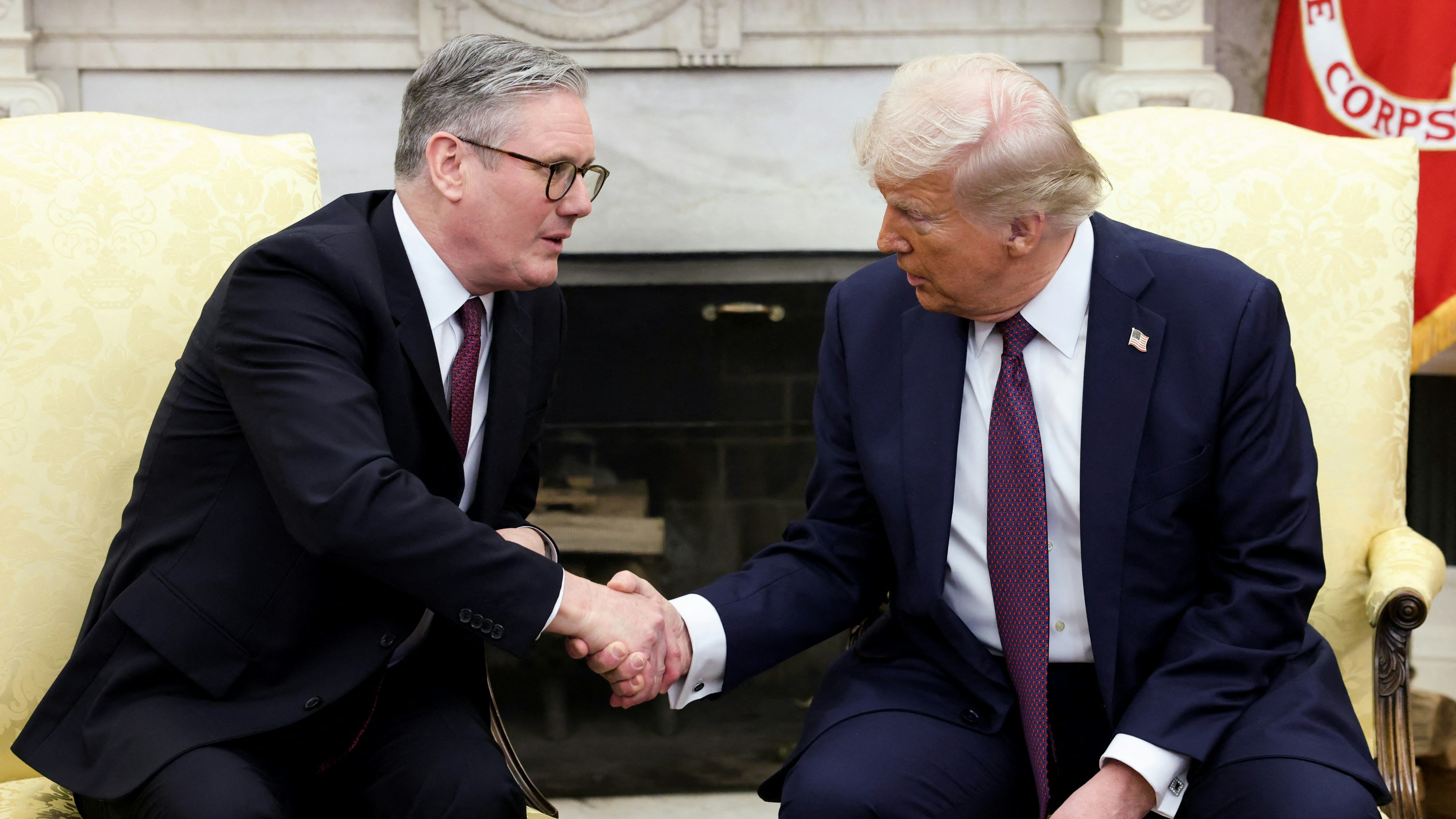 2025年2月27日,美國華盛頓白宮橢圓形辦公室,英國首相施紀賢(Keir Starmer)與美國總統特朗普(Donald Trump)會面時握手。(Reuters)