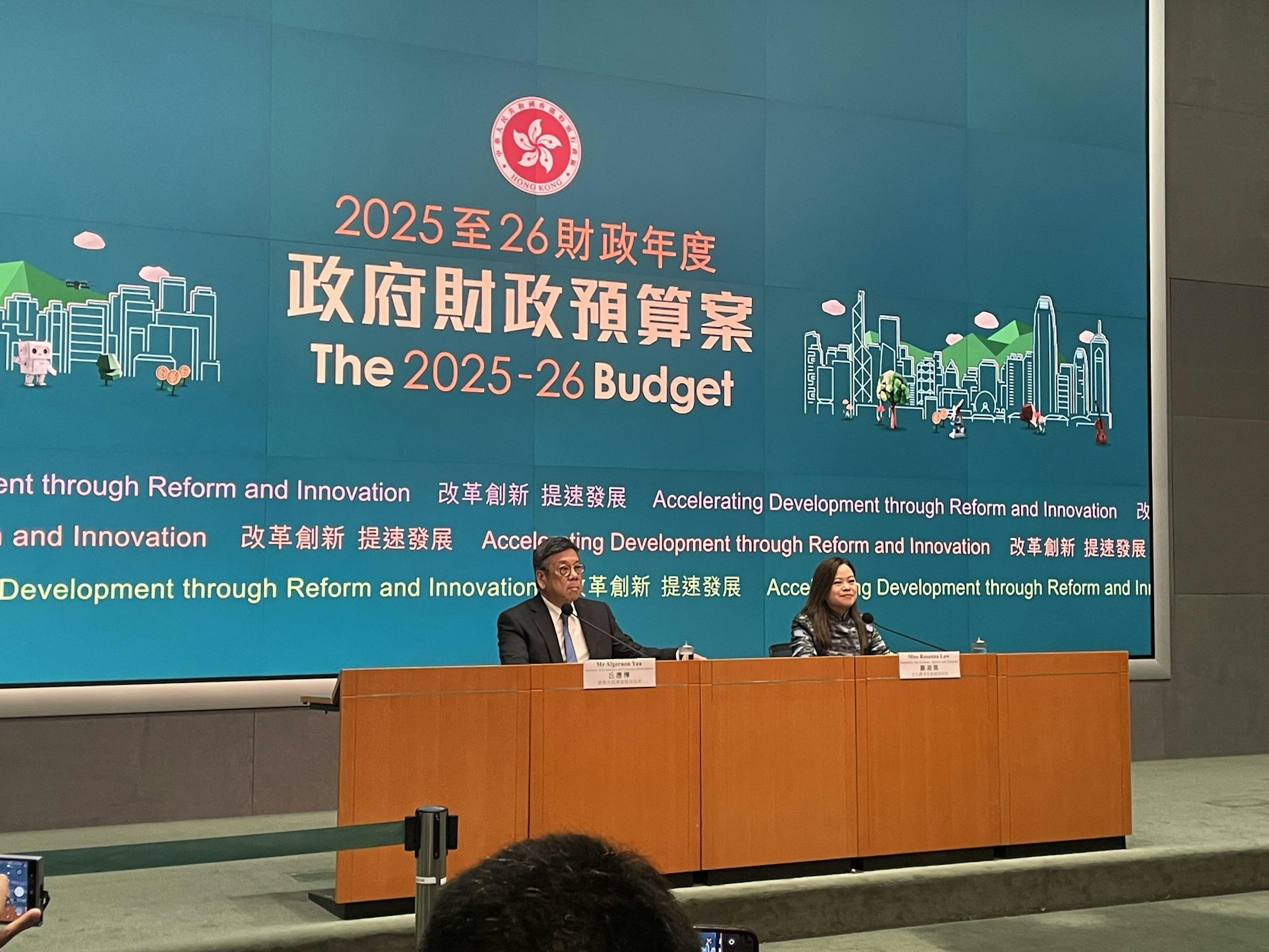 商務及經濟發展局長丘應樺及文體旅局長羅淑佩出席財政預算案簡報會。(任葆穎攝) 商務及經濟發展局長丘應樺及文體旅局長羅淑佩出席財政預算案簡報會。(任葆穎攝)