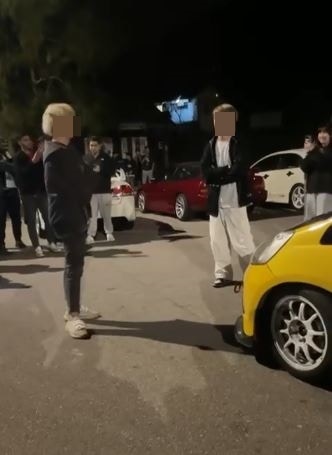兩名金髮男子在車場中央爭執。（網上影片截圖）