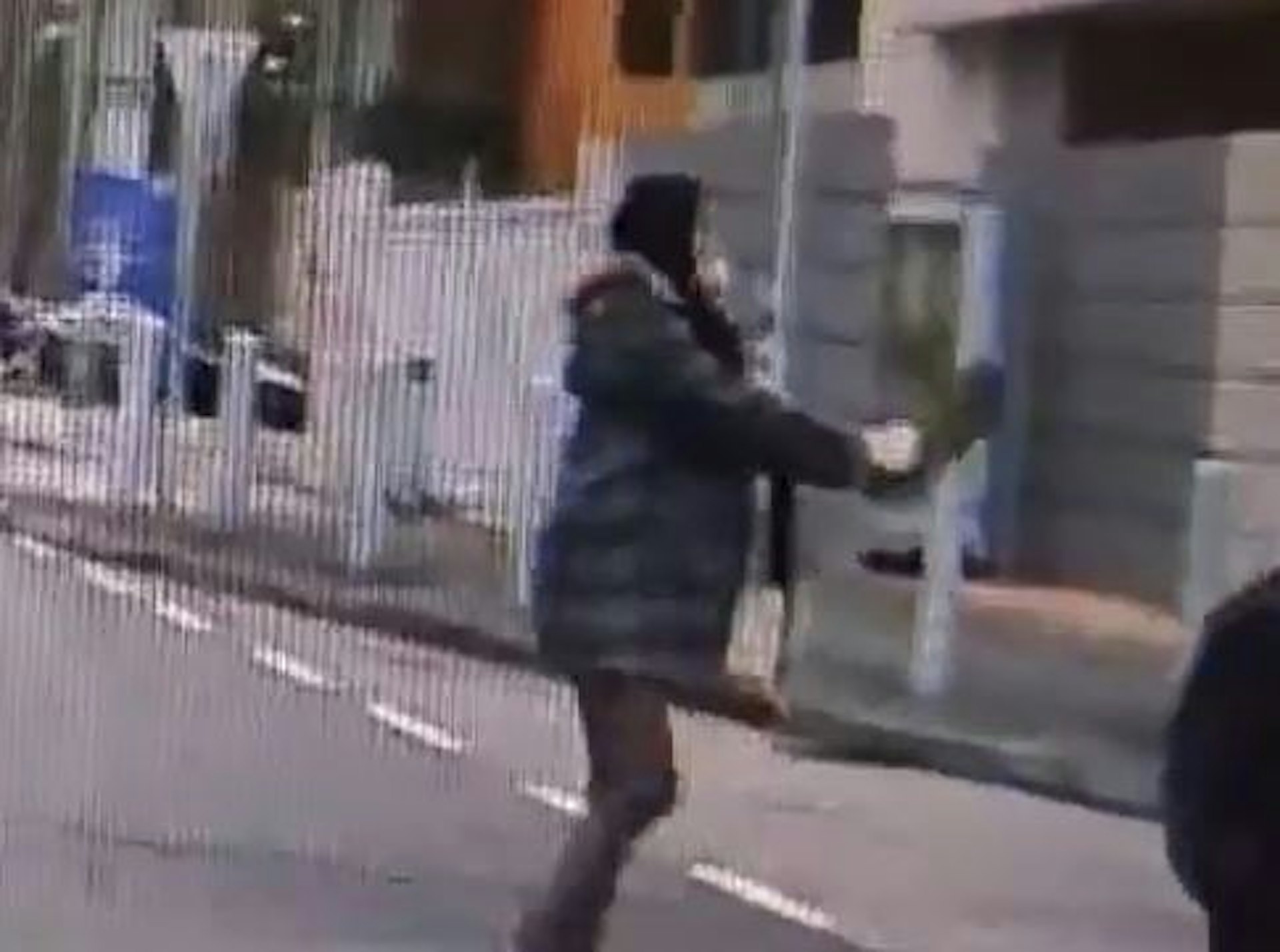 一名女子手持菜刀。 (網上影片截圖) 一名女子手持菜刀。 (網上影片截圖)
