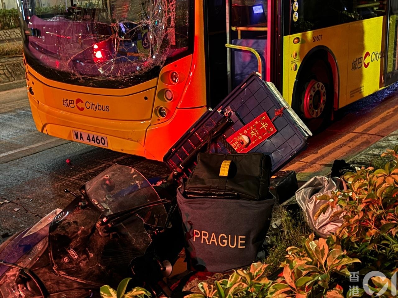 電單車在兩車之間。（王譯揚攝）