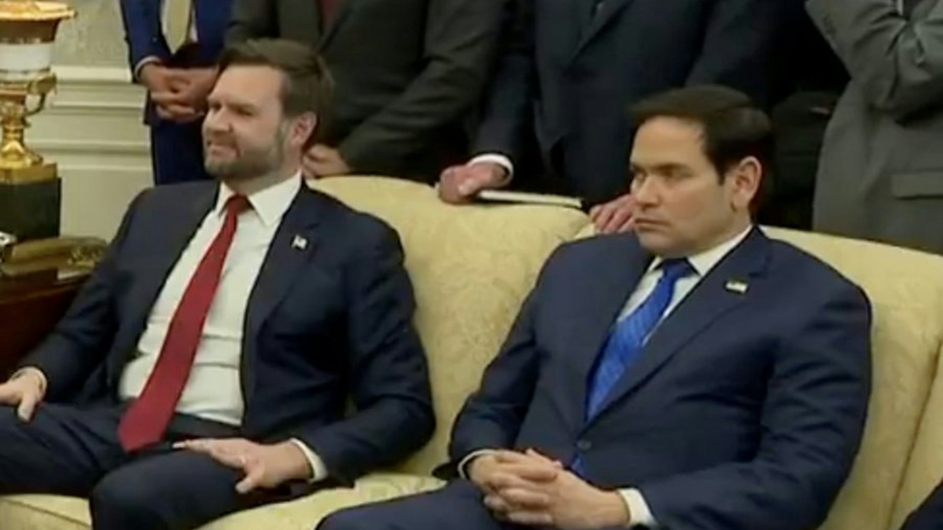 2025年2月28日,美國總統特朗普(Donald Trump,又譯川普)、副總統萬斯(JD Vancee)在白宮與烏克蘭總統澤連斯基(Volodymyr Zelenskiy)會晤並爆發言語衝突。圖為在爆發罵戰後,萬斯的表情跟與會的國務卿魯比奧(Marco Rubio),形成鮮明對比。(X@kathrynw5)