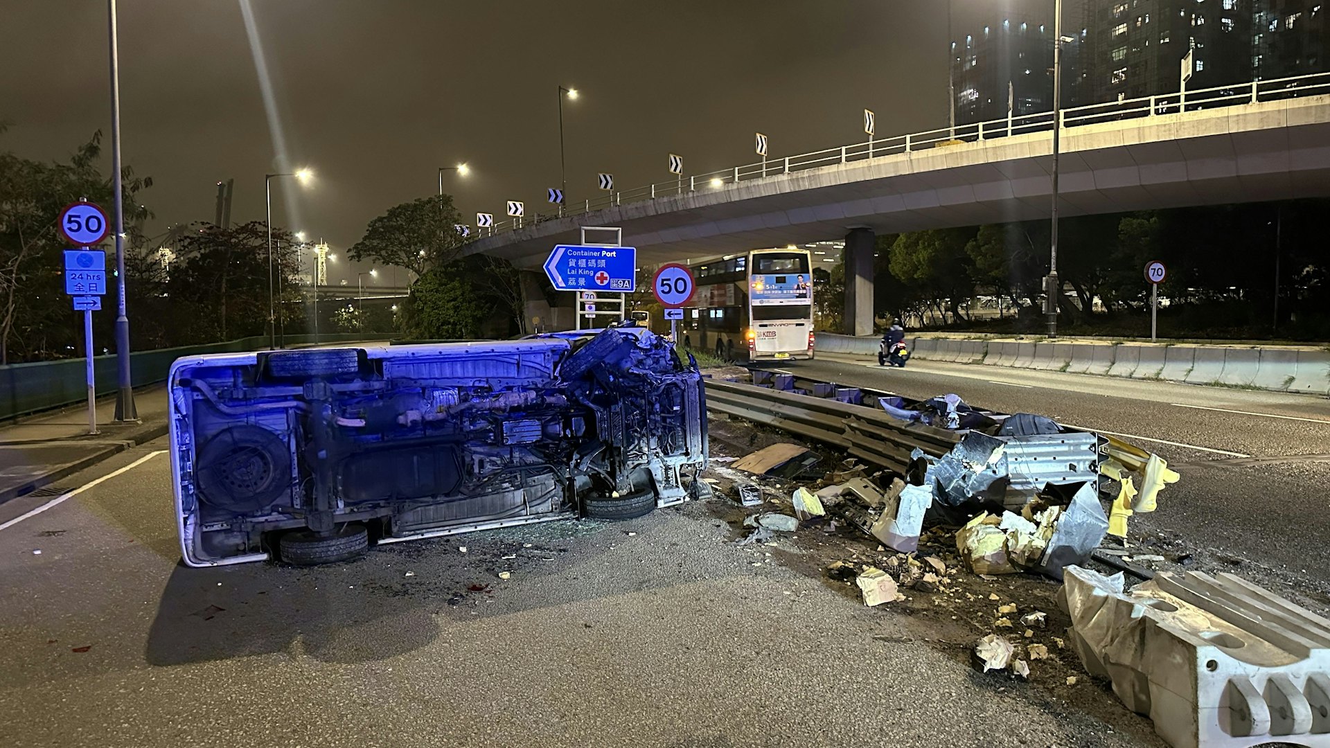 葵涌道客貨車疑自炒撞防撞欄後翻側 司機被困由消防救出 葵涌道客貨車疑自炒撞防撞欄後翻側 司機被困由消防救出
