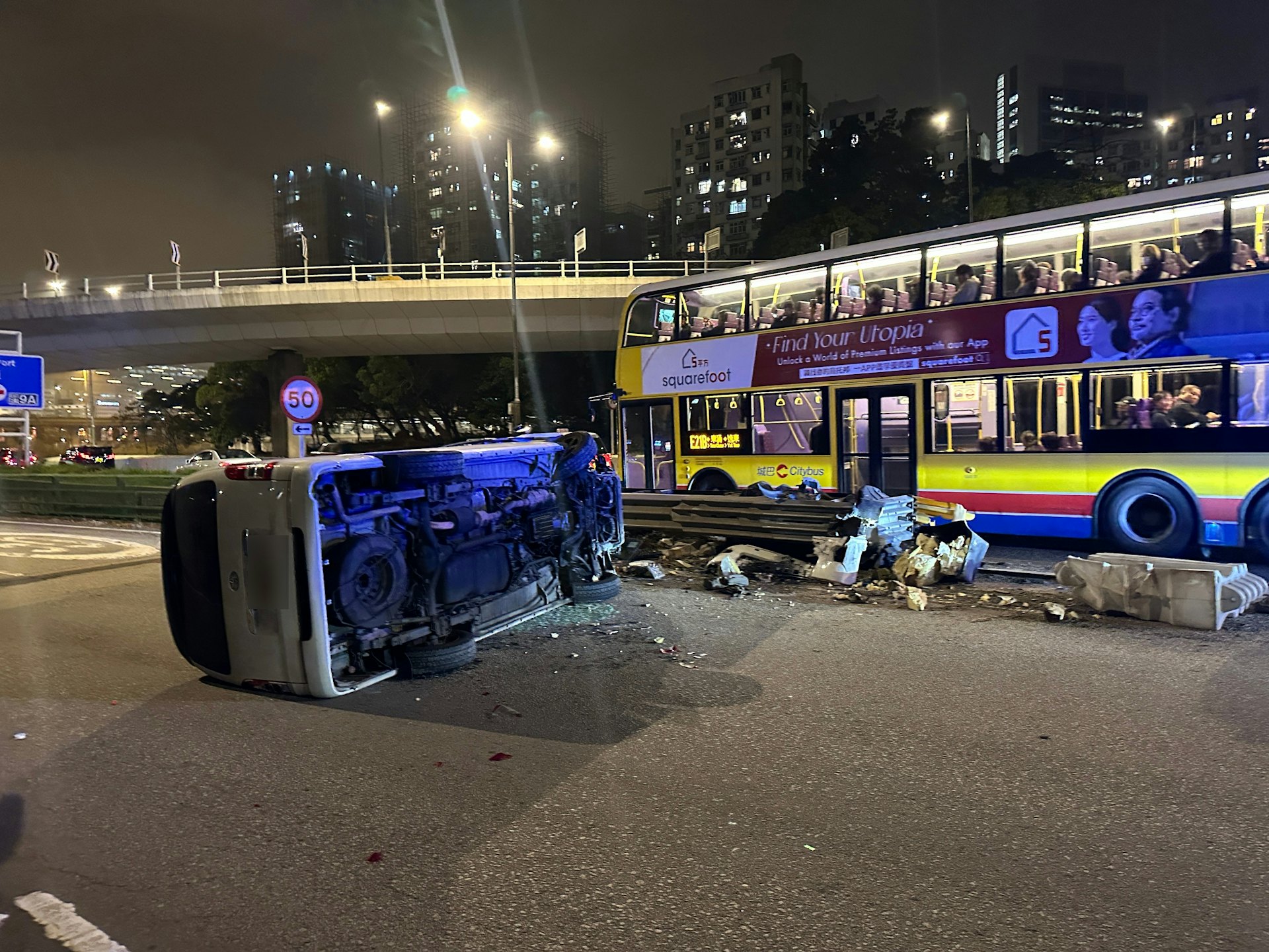 一輛客貨車往荔景方向駛至近美孚站對開一個分岔口,懷疑失控自炒,撞向風琴式防撞欄。(王譯揚攝) 一輛客貨車往荔景方向駛至近美孚站對開一個分岔口,懷疑失控自炒,撞向風琴式防撞欄。(王譯揚攝)