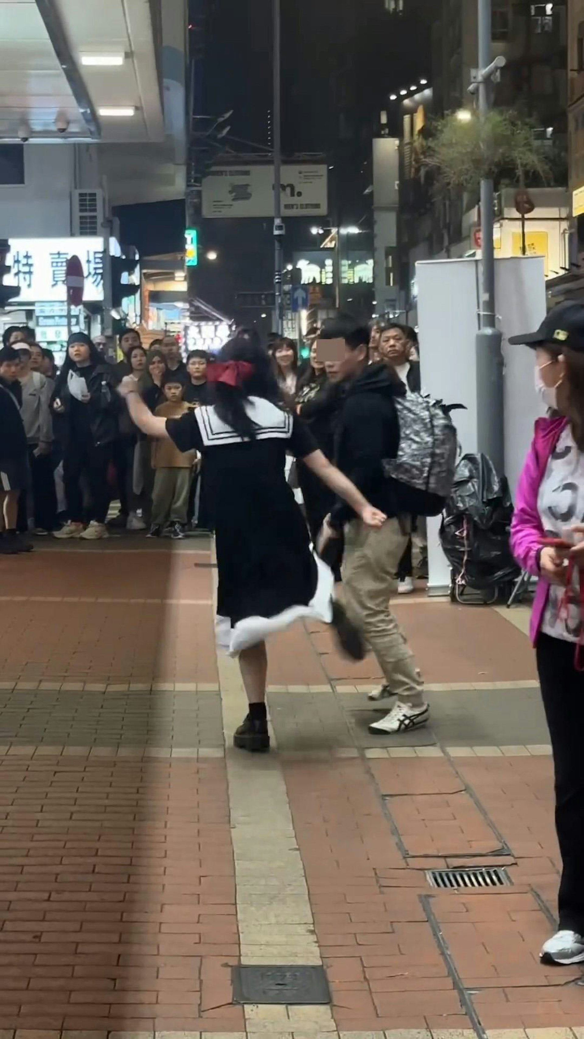 本港網絡瘋傳1段「旺角MMA」影片。(影片截圖)