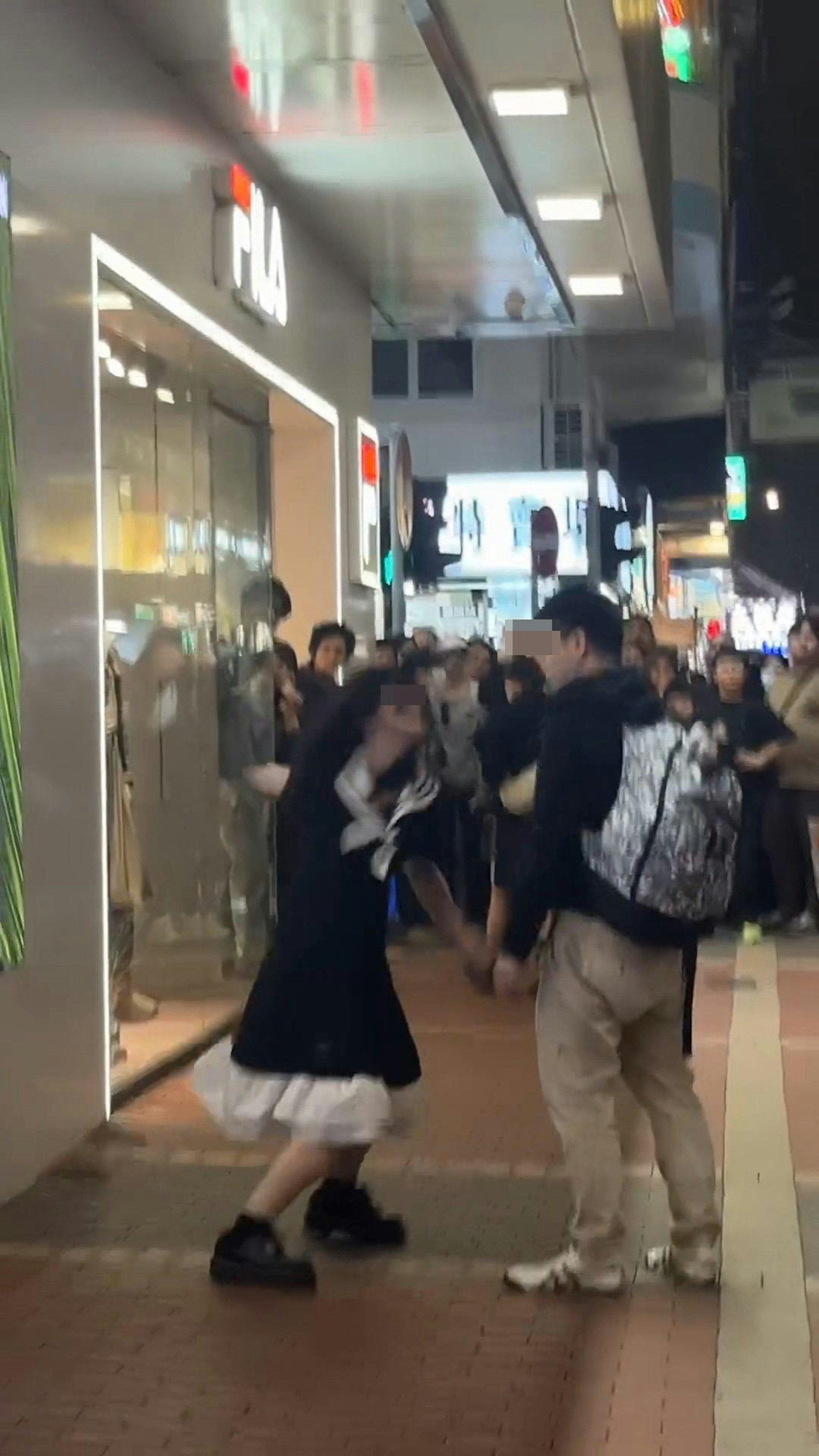 長髮女隨後站起揮拳打向男方,又起腳踩和踢男方大髀至少3下,力度之強傳出「嘭」聲巨響。(影片截圖)