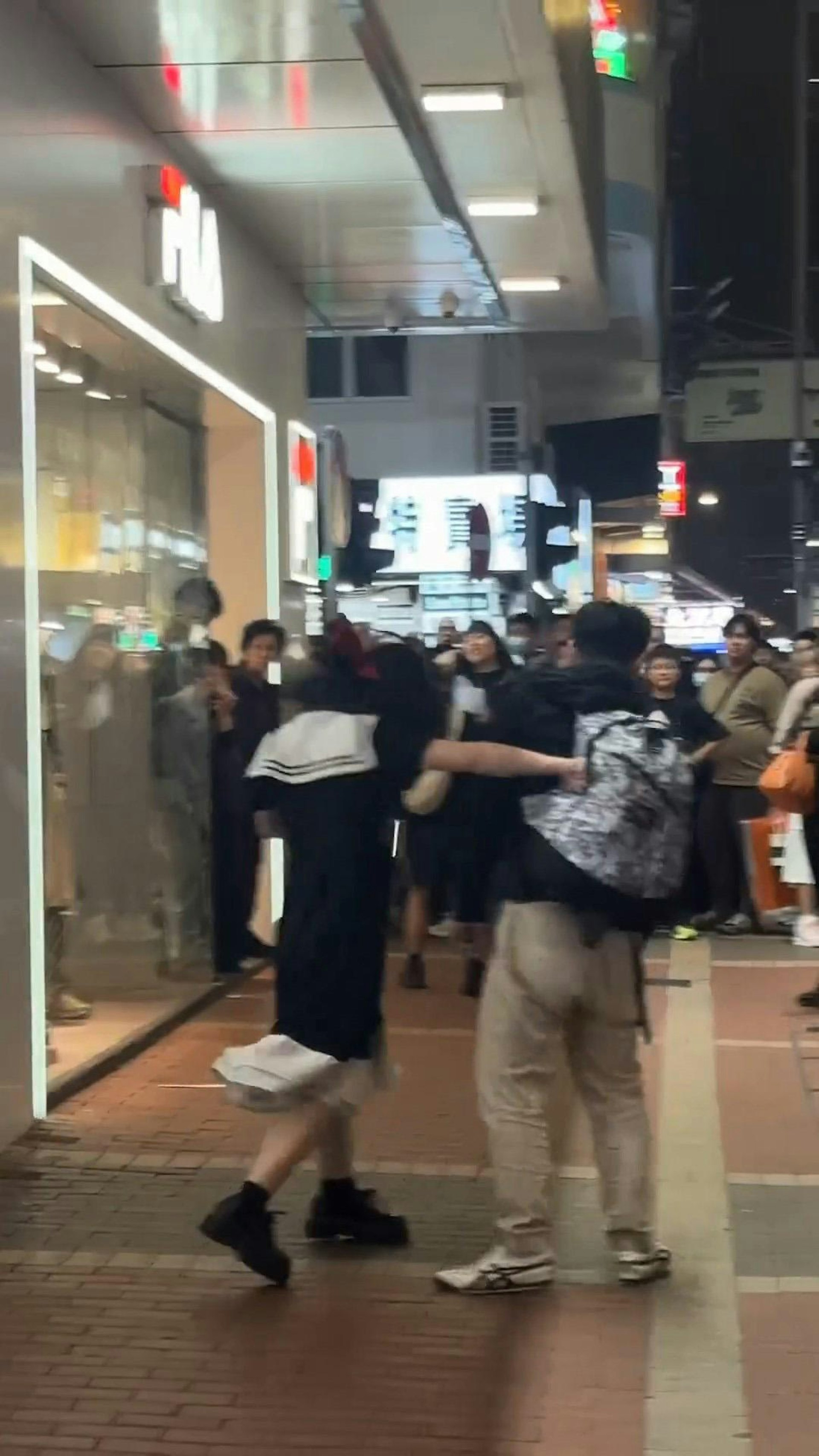 長髮女隨後站起揮拳打向男方,又起腳踩和踢男方大髀至少3下,力度之強傳出「嘭」聲巨響。(影片截圖)