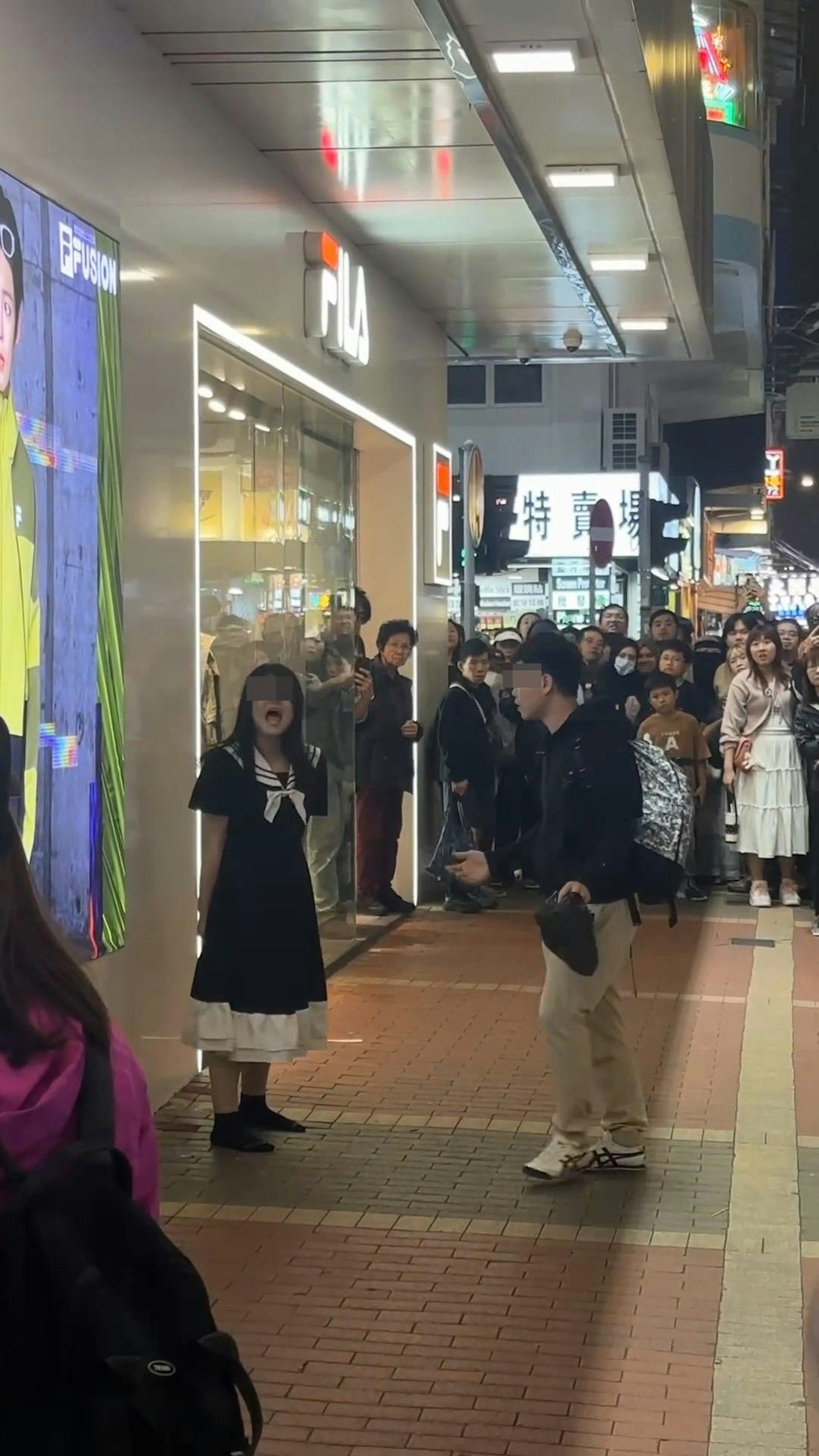 路人叫女方冷靜,長髮女怒極向路人咆哮「收嗲啦,關你X事啊!」。(影片截圖)