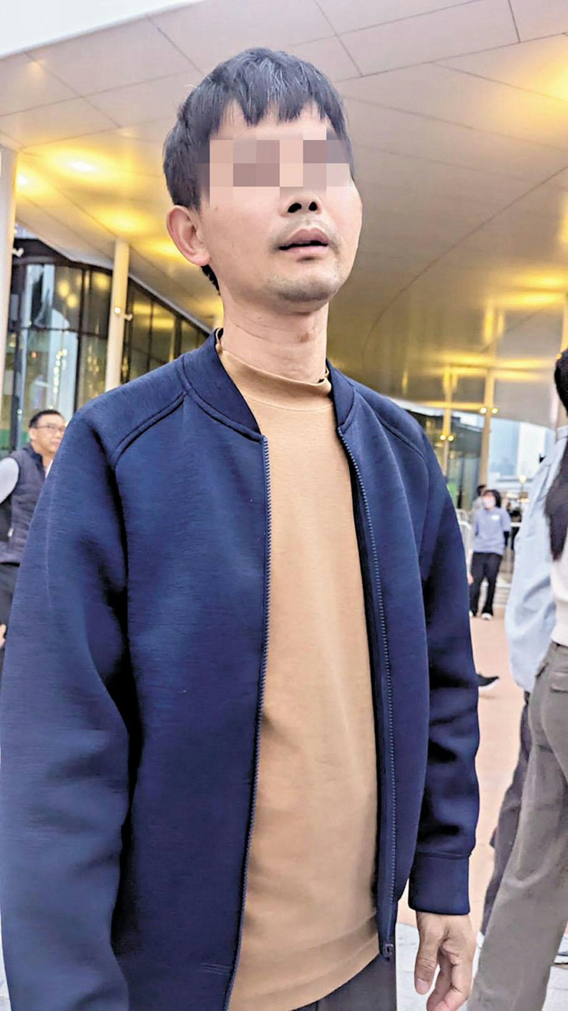 《文匯報》3月3日有人在3月1日啟德體育園開幕日,收錢帶無門票者入去。【兜客】一名男子稱啟德體育園開幕現場有大量空座,可直接帶記者進場。(《文匯報》授權轉載圖片) 《文匯報》3月3日有人在3月1日啟德體育園開幕日,收錢帶無門票者入去。【兜客】一名男子稱啟德體育園開幕現場有大量空座,可直接帶記者進場。(《文匯報》授權轉載圖片)