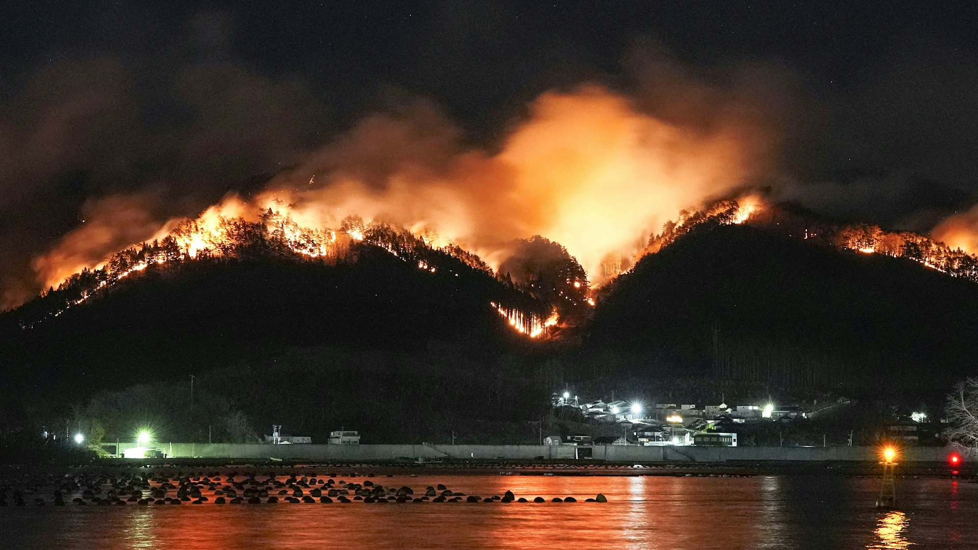 2025年3月3日,日本東北部岩手縣大船渡市的山區,一場山火持續肆虐。(Reuters) 2025年3月3日,日本東北部岩手縣大船渡市的山區,一場山火持續肆虐。(Reuters)