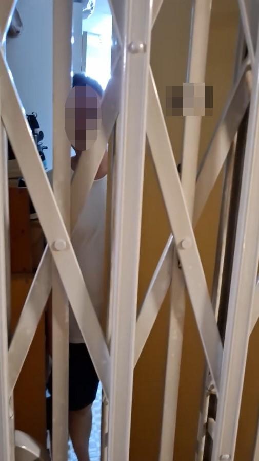 有港男拍片與樓上住戶對質，斥責對方「長期揼煙頭落樓下」，而開門男子否認掉煙頭，網民認為難憑片段作出指控。（fb群組「公屋討論區 - 香港facebook群組」影片截圖）