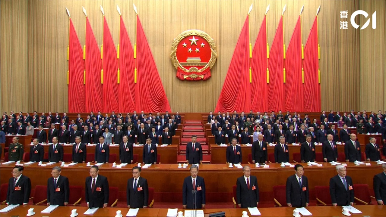 2025年3月5日,第十四屆全國人大三次會議在北京人民大會堂開幕。(香港01直播截圖) 2025年3月5日,第十四屆全國人大三次會議在北京人民大會堂開幕。(香港01直播截圖)