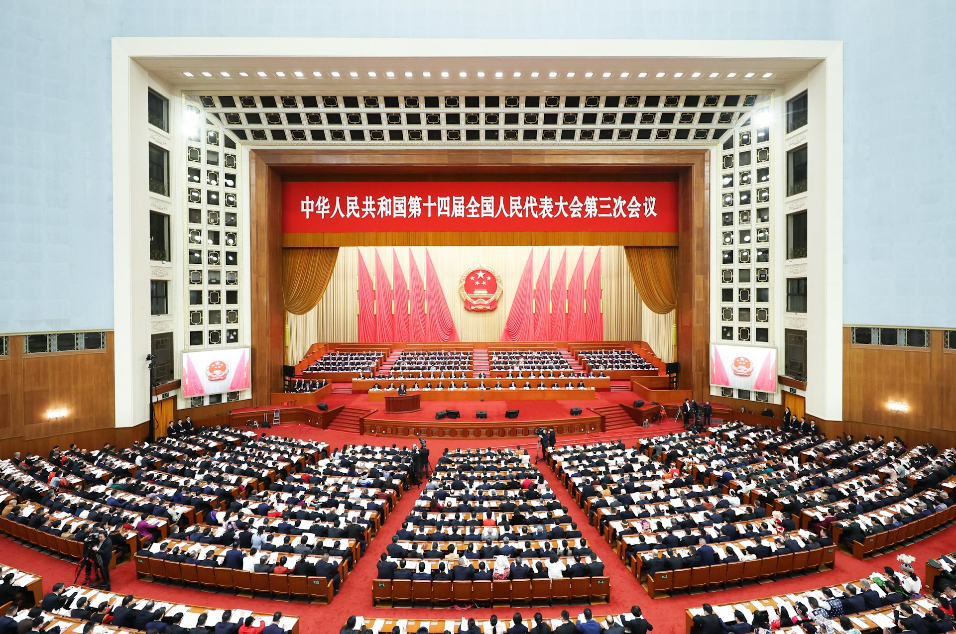第十四屆全國人大三次會議在北京人民大會堂開幕。(新華社) 第十四屆全國人大三次會議在北京人民大會堂開幕。(新華社)