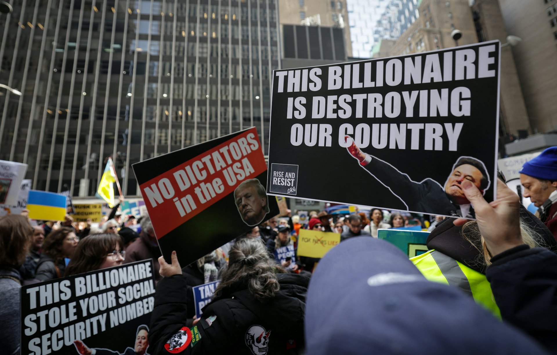 2025年3月4日,美国纽约市曼哈顿中城,示威者在新闻集团(News Corporation)总部外抗议霍士新闻(Fox News)、美国总统特朗普和富豪马斯克。 (Reuters)