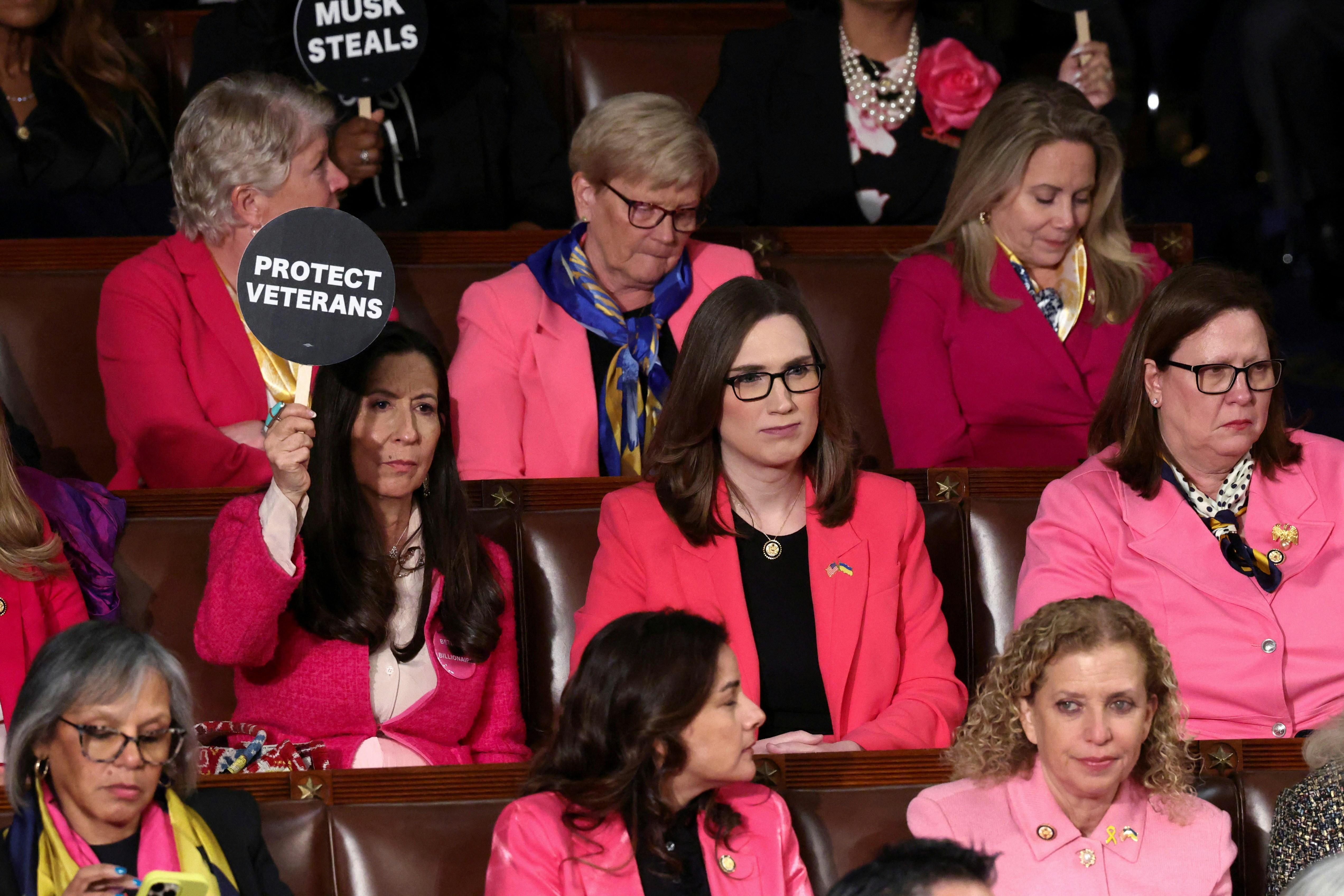 特朗普國會演講民主黨議員舉牌、離場抗議