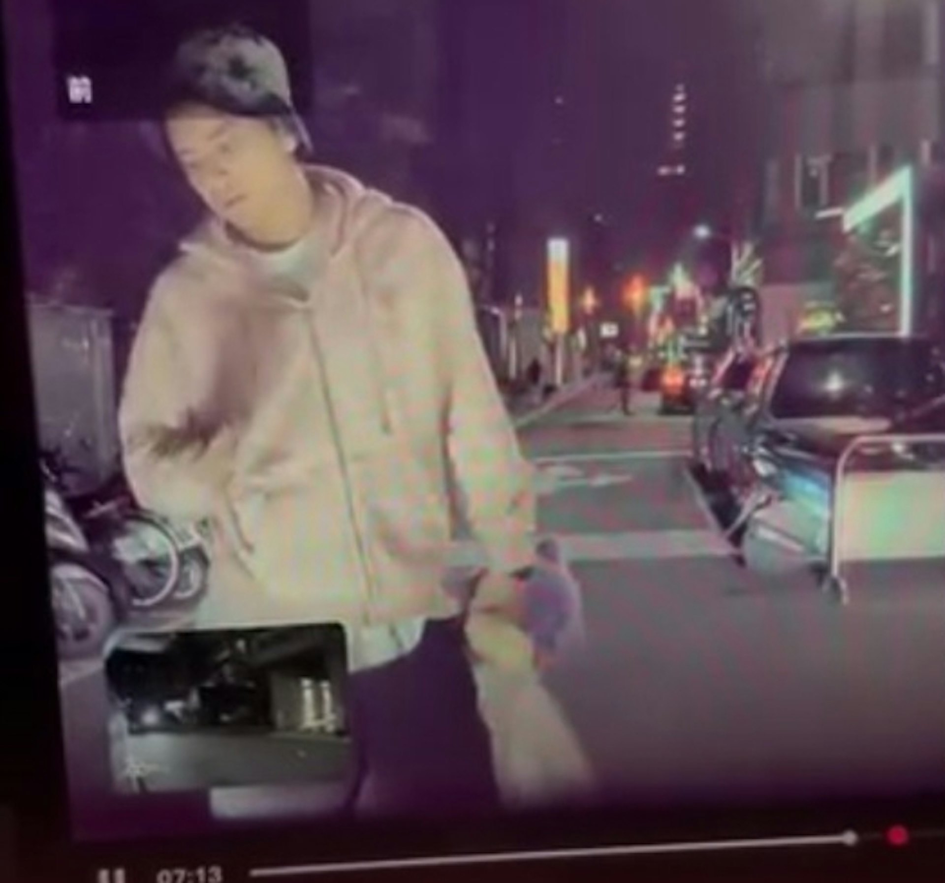 涉案Uber司機曝光了當時王大陸下車時舉中指的兇狠片段。(影片截圖) 涉案Uber司機曝光了當時王大陸下車時舉中指的兇狠片段。(影片截圖)