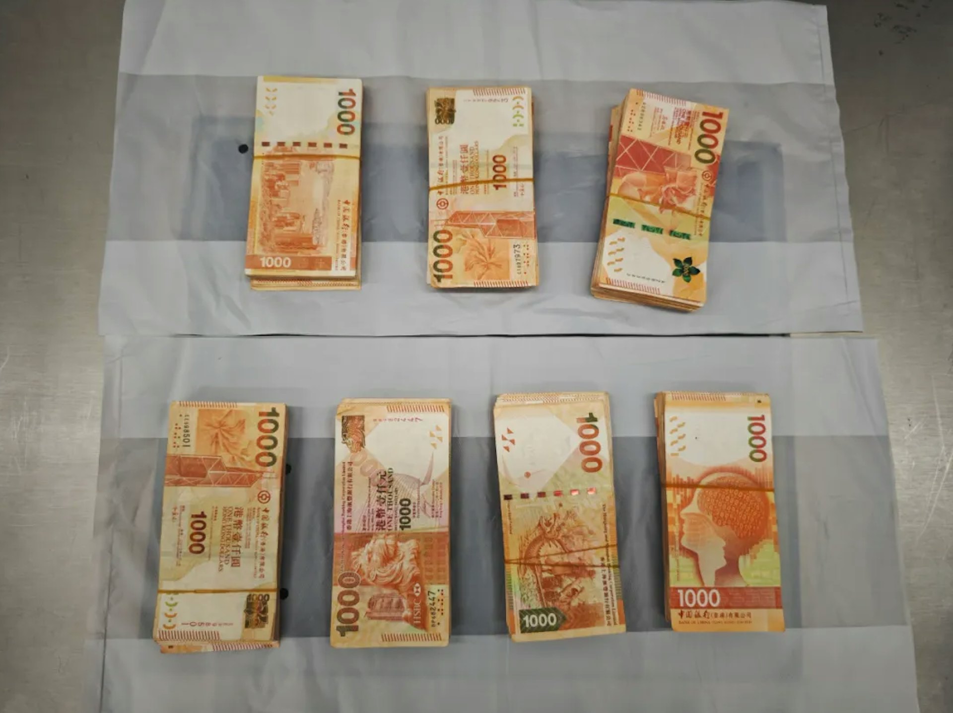 女子攜帶70萬元港幣現金。(海關發布)