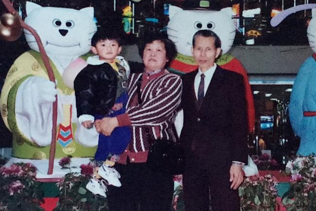 今年193生日前夕，自小與他感情很好的外公離開人世，使他非常傷心及自責。（IG@deniskwok193）