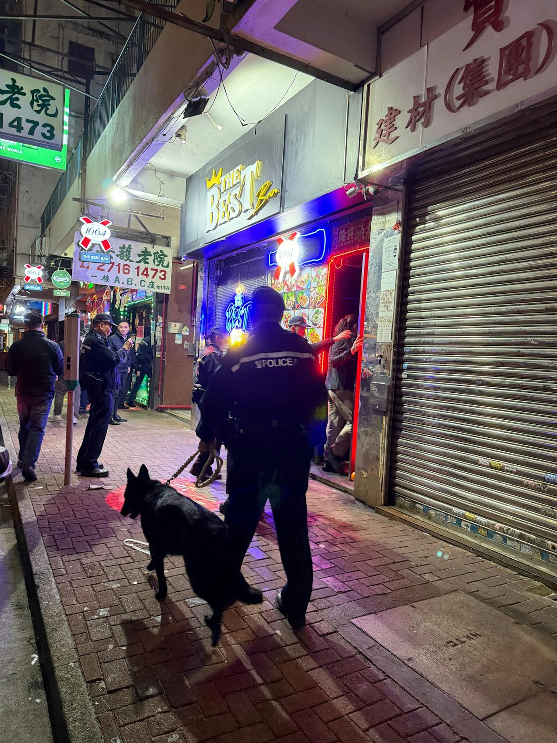 旺角警區刑事部、巡邏小隊、牌照組及警犬隊,今日(6日)在區內突擊巡查多處,在上海街一住宅單位,搗破懷疑非法釣魚機賭檔,拘捕檢控5人。(警方提供) 旺角警區刑事部、巡邏小隊、牌照組及警犬隊,今日(6日)在區內突擊巡查多處,在上海街一住宅單位,搗破懷疑非法釣魚機賭檔,拘捕檢控5人。(警方提供)