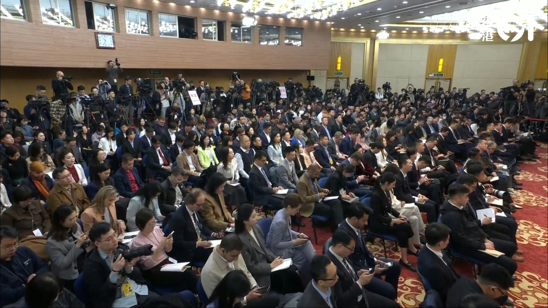 (香港01直播截图)