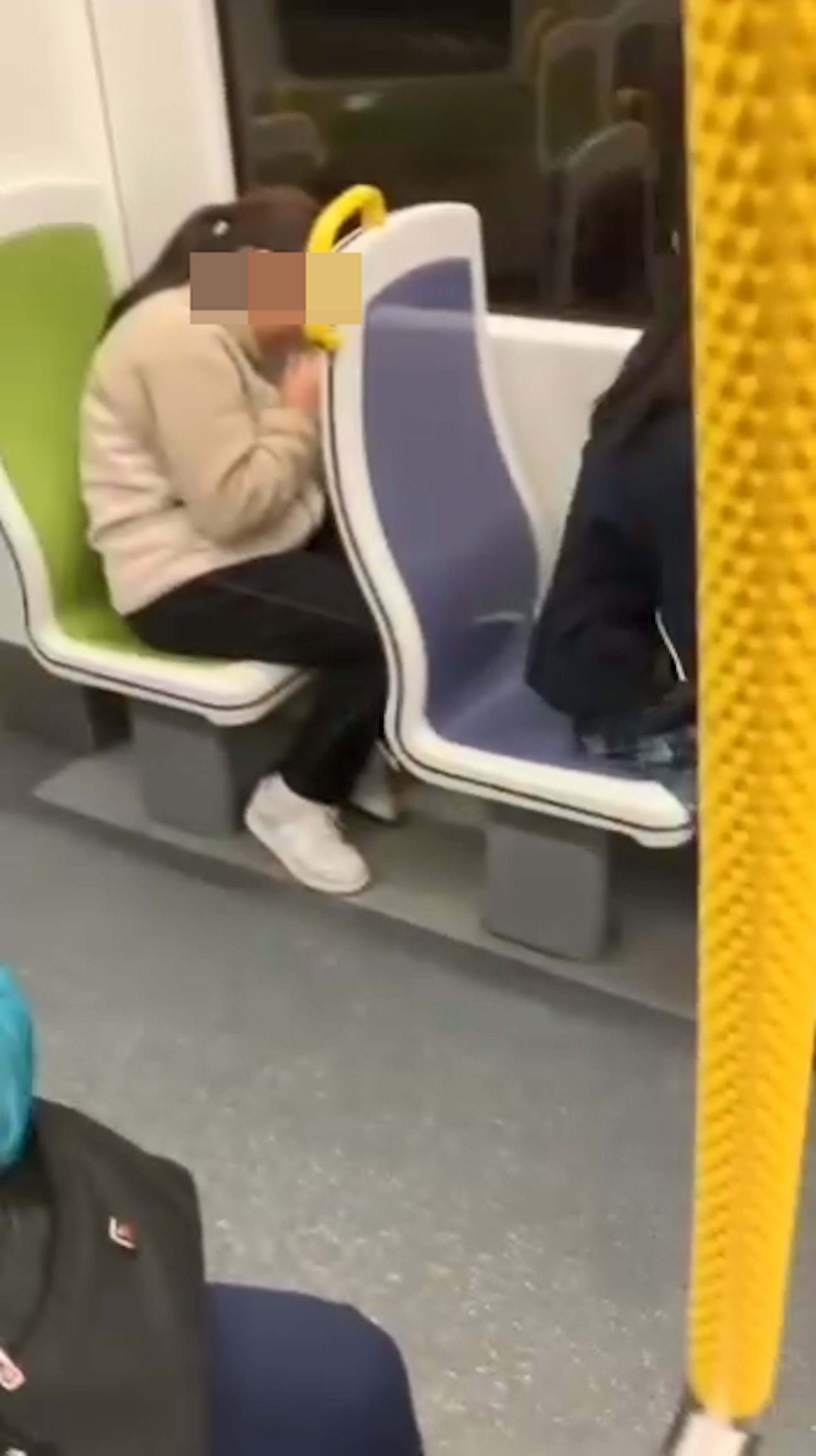 一名穿杏色衫的少女坐在輕鐵座位上,拿著疑似電子煙煙機吸煙。(車CAM L/Bosco Chu影片截圖) 一名穿杏色衫的少女坐在輕鐵座位上,拿著疑似電子煙煙機吸煙。(車CAM L/Bosco Chu影片截圖)