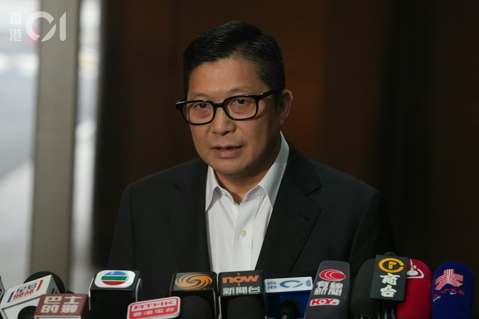 鄧炳強3月7日自泰國返港後,被《明報》記者問及他因公務外訪的刊憲報問(黃浩謙攝) 鄧炳強3月7日自泰國返港後,被《明報》記者問及他因公務外訪的刊憲報問(黃浩謙攝)