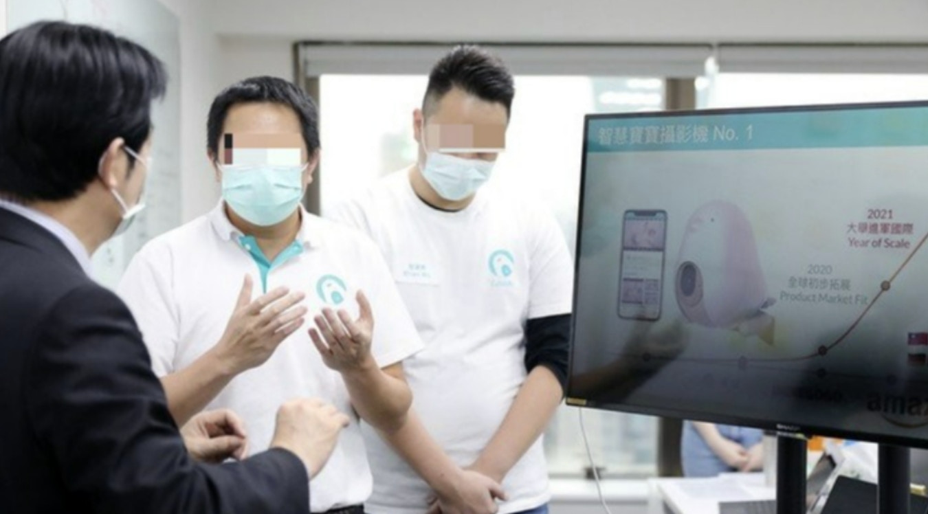 台北市信義區的AI科技公司「雲云科技」3月7日傳出砍人案，圖中為梁姓負責人，圖左為參訪該公司的賴清德。（翻攝網絡）