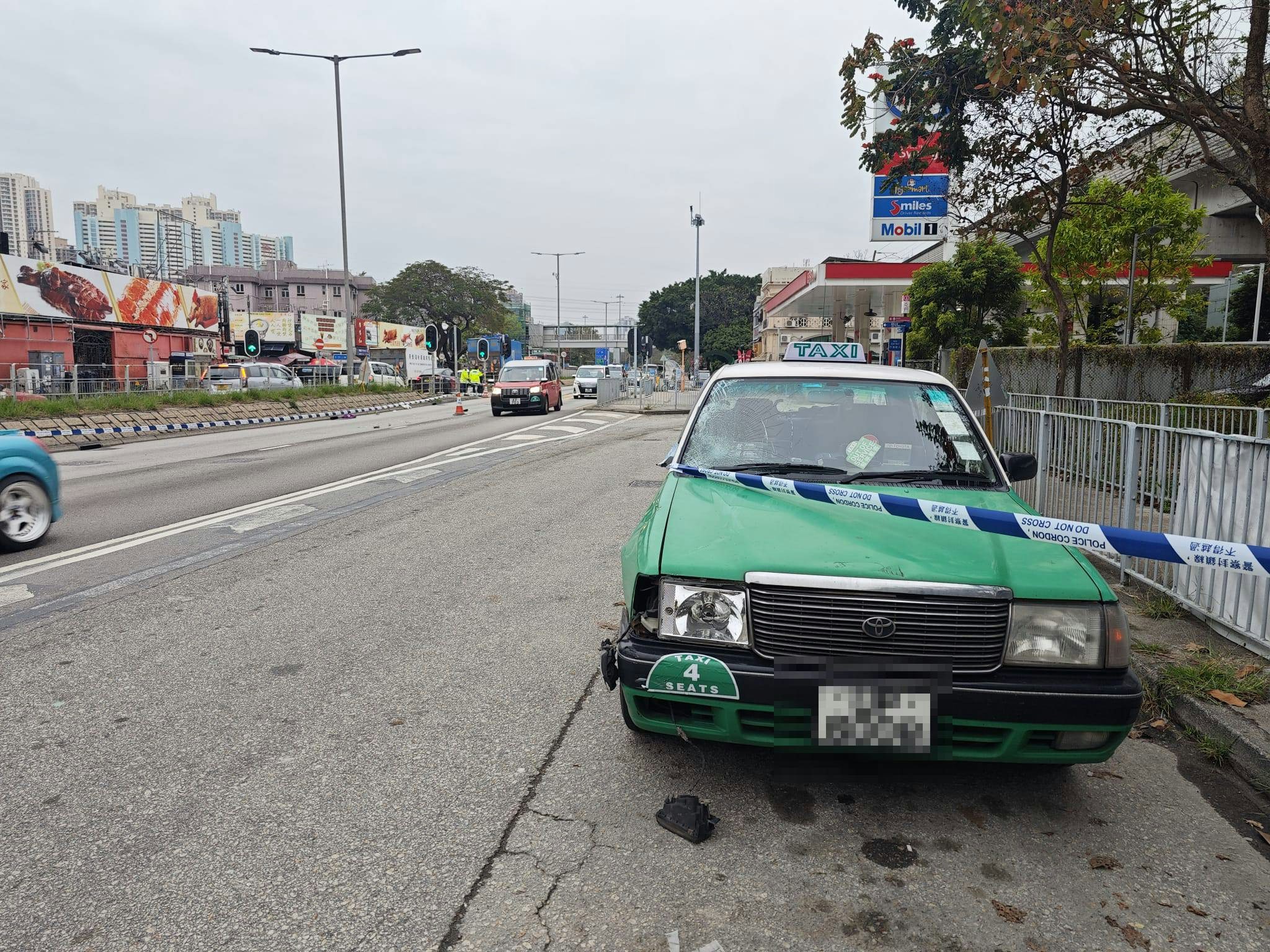 的士擋風玻璃及車頭燈碎裂。