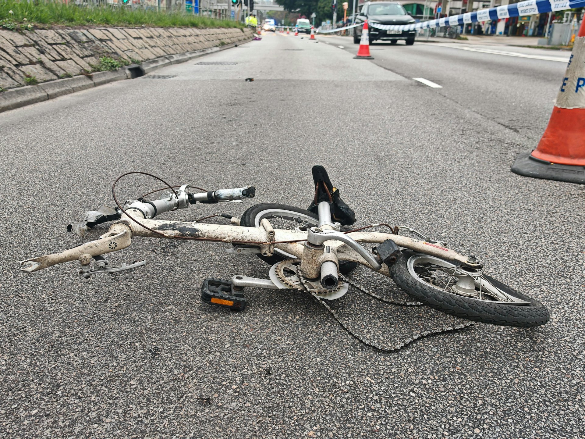 單車頭胎甩脫。