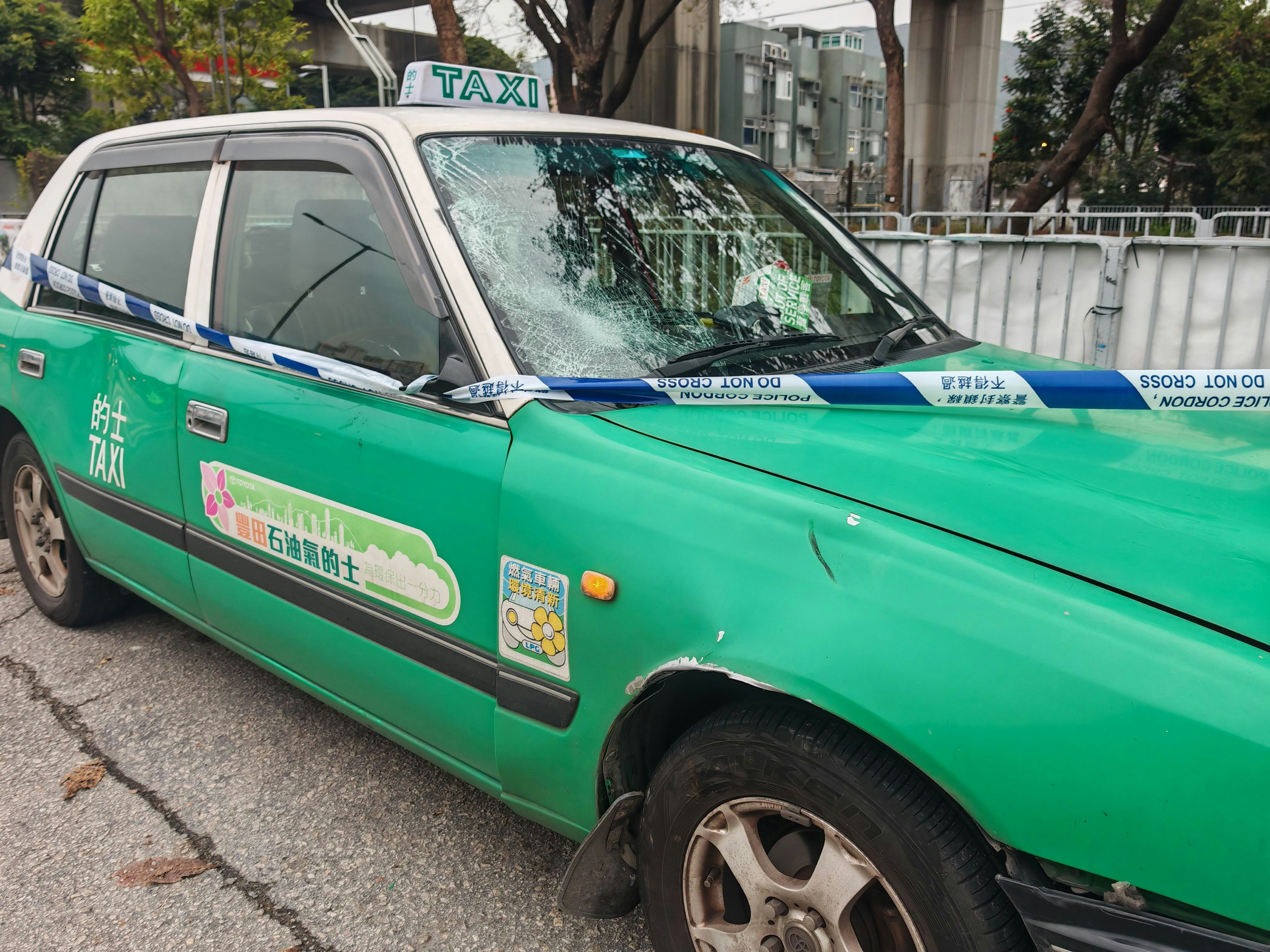 的士擋風玻璃碎裂。