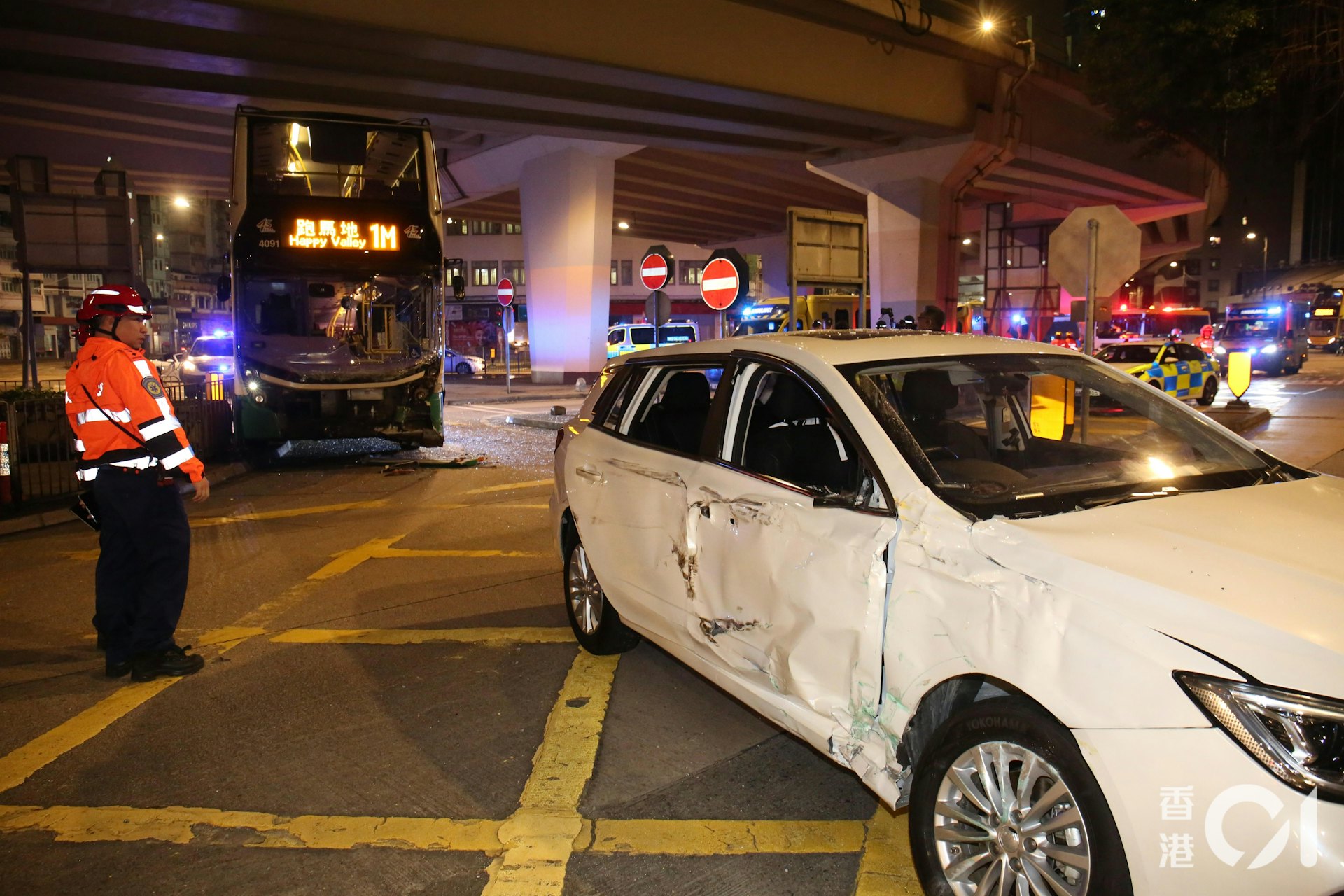 城巴車頭損毀,私家車右邊車身凹陷。(李家傑攝) 城巴車頭損毀,私家車右邊車身凹陷。(李家傑攝)