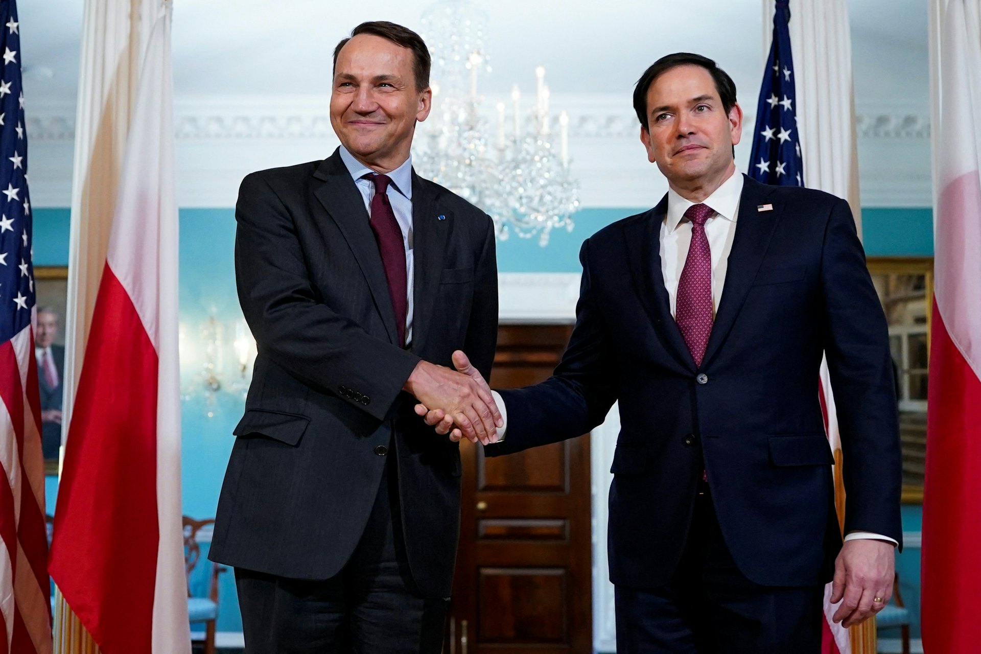 圖為2025年2月21日,波蘭外交部長西科爾斯基(Radosław Sikorski)到訪華府,與魯比奧(Marco Rubio)會面時握手。(Reuters) 圖為2025年2月21日,波蘭外交部長西科爾斯基(Radosław Sikorski)到訪華府,與魯比奧(Marco Rubio)會面時握手。(Reuters)
