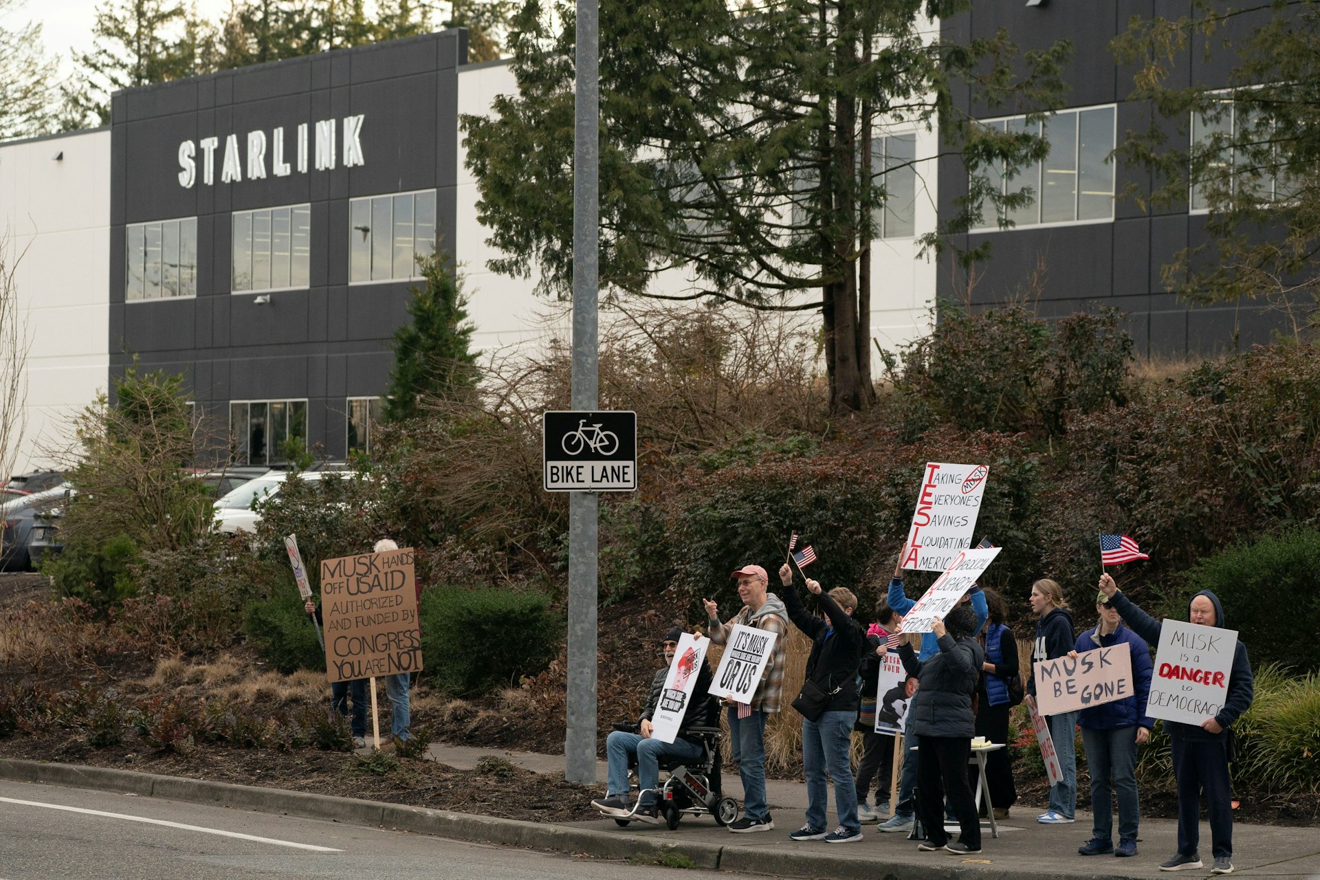 圖為2025年2月26日,美國華盛頓州雷德蒙德(Redmond)的SpaceX 和 Starlink 大樓外,有民眾舉行抗議活動。(Reuters) 圖為2025年2月26日,美國華盛頓州雷德蒙德(Redmond)的SpaceX 和 Starlink 大樓外,有民眾舉行抗議活動。(Reuters)