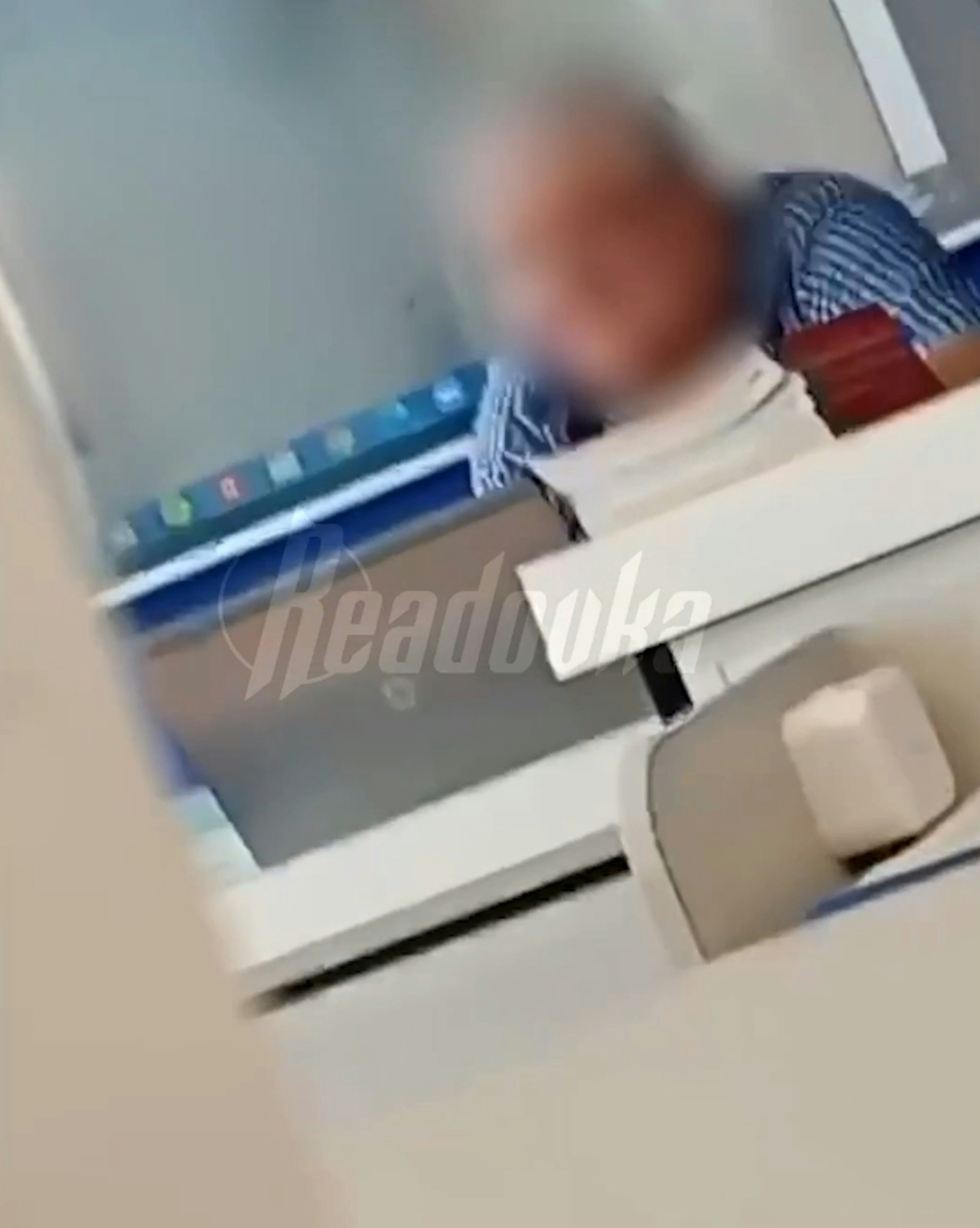 俄羅斯一名男老師在課堂上偷看AV片,看到忍不住傻笑,卻忘記電腦已連接到投影機上,讓全班學生被迫觀看18禁畫面。(vkvideo.ru) 俄羅斯一名男老師在課堂上偷看AV片,看到忍不住傻笑,卻忘記電腦已連接到投影機上,讓全班學生被迫觀看18禁畫面。(vkvideo.ru)