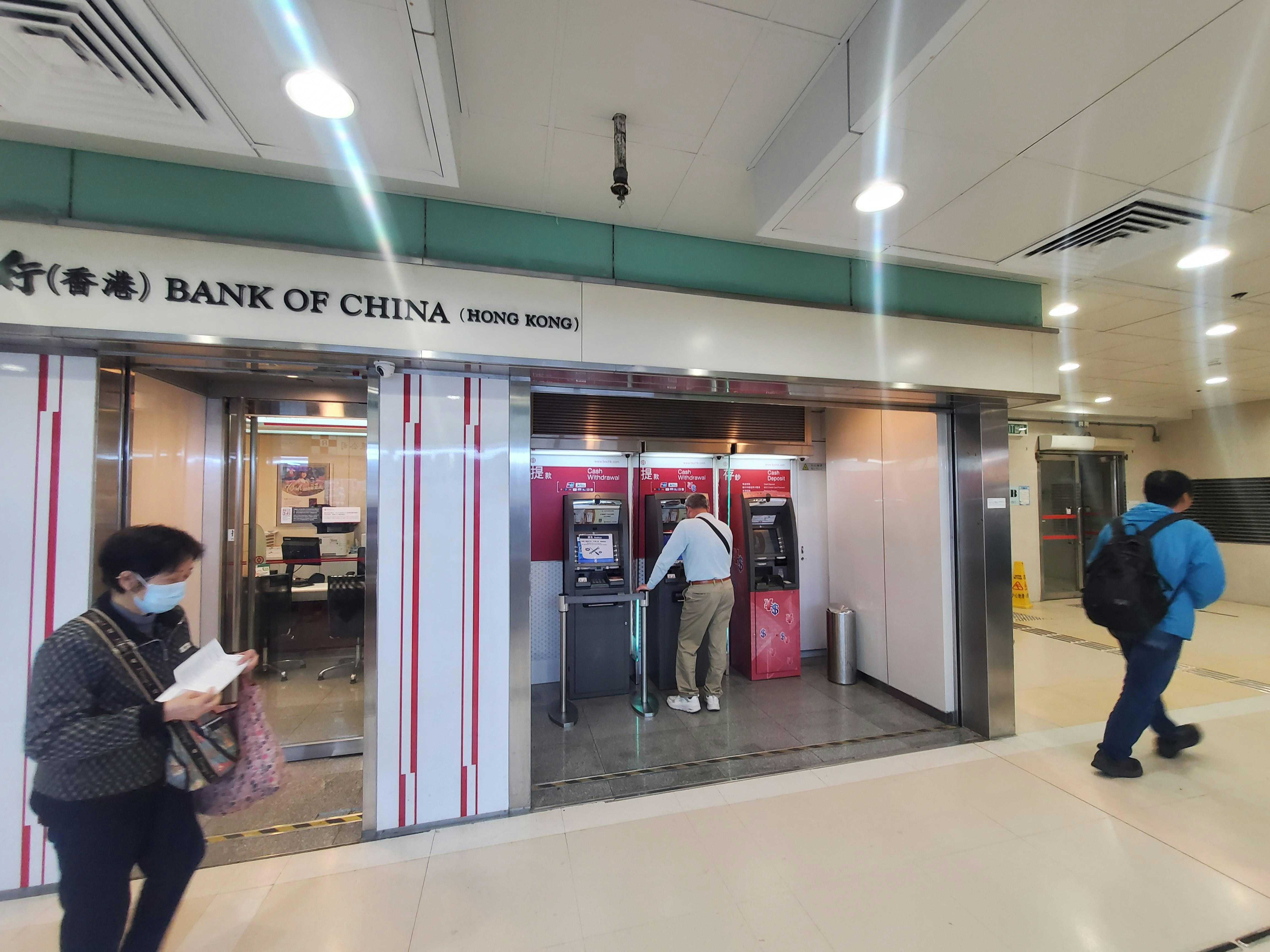 荃灣梨木樹商場中銀櫃員機遭打破螢幕警查閉路電視緝歹徒