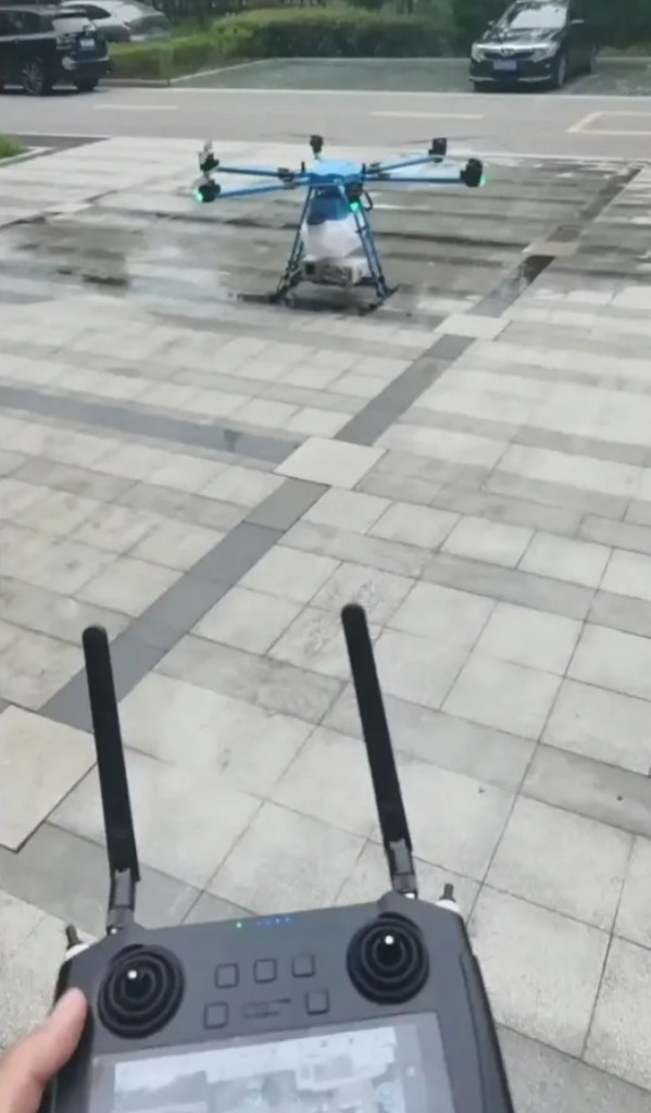 团队成员正在操作无人机(一条授权使用)