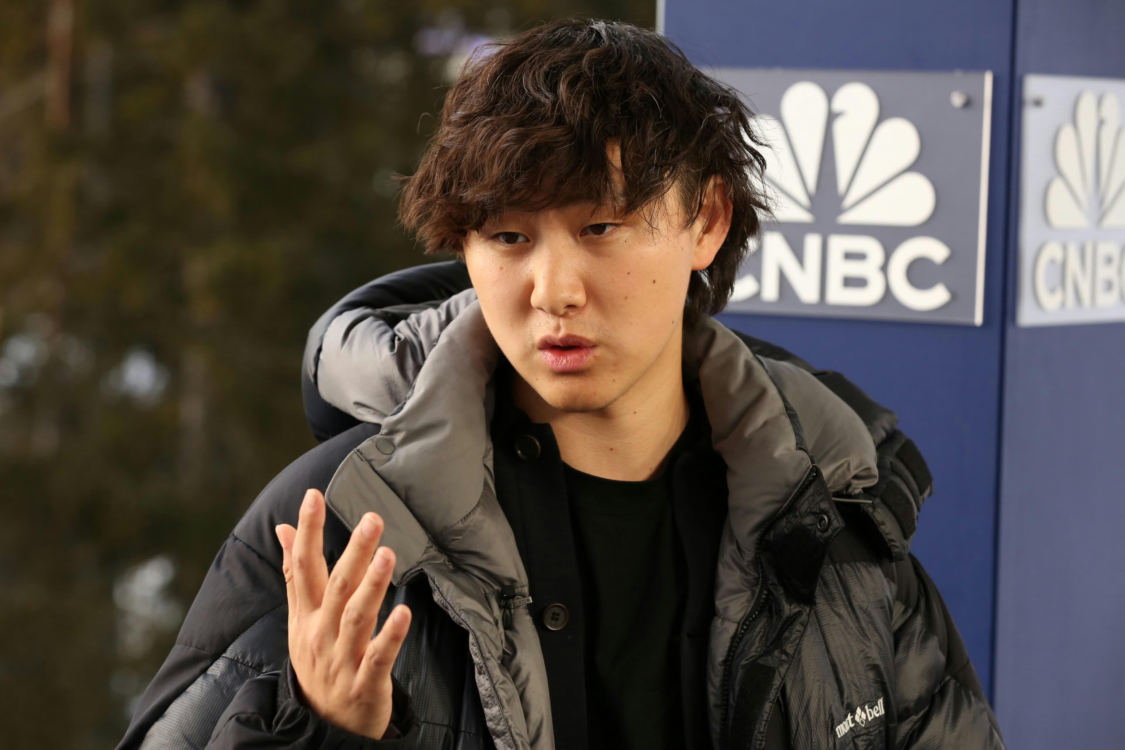 美籍華裔天才大亨、Scale AI行政總裁Alexandr Wang接受CNBC專訪,指DeepSeek或擁有大量被禁止出口到中國的Nvidia H100 GPU,呼籲美國政府調查和管制。(CNBC)