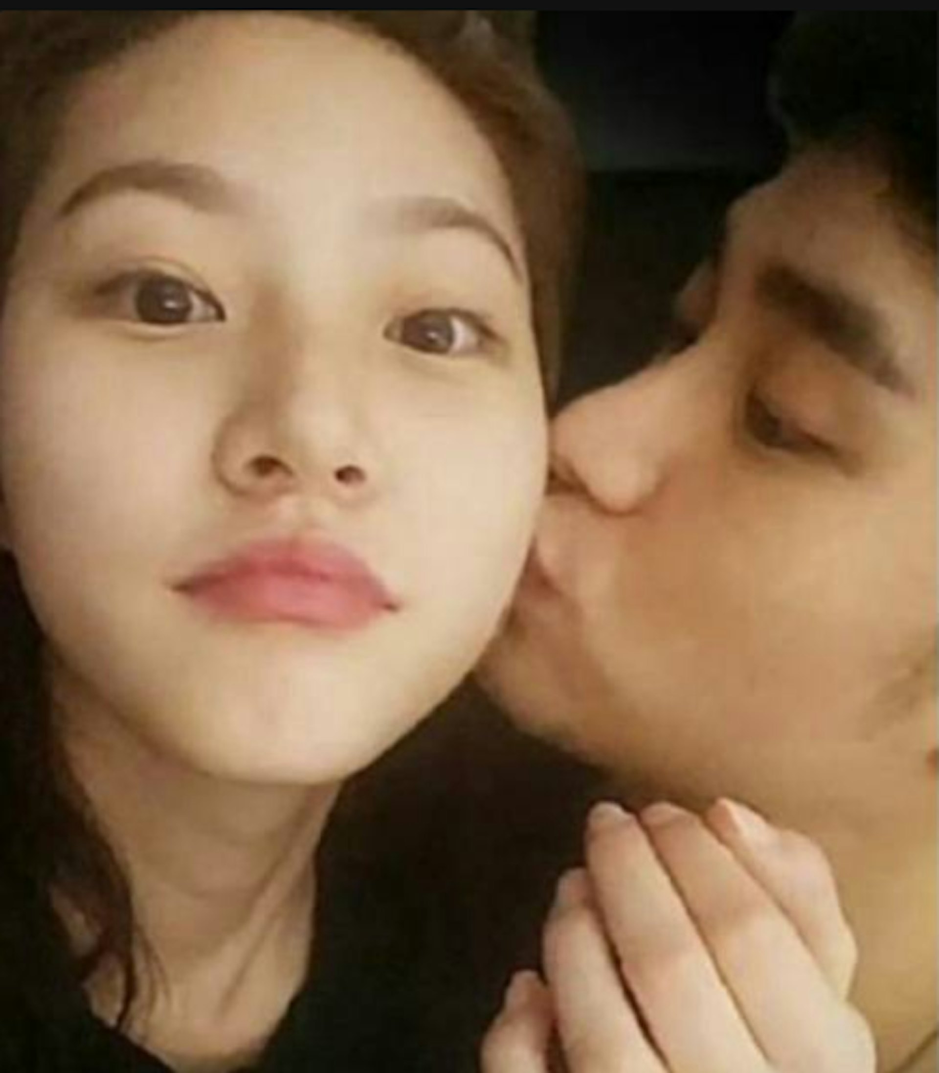 金秀賢親吻金賽綸第一張私照於11日晚間曝光。(YouTube截圖) 金秀賢親吻金賽綸第一張私照於11日晚間曝光。(YouTube截圖)